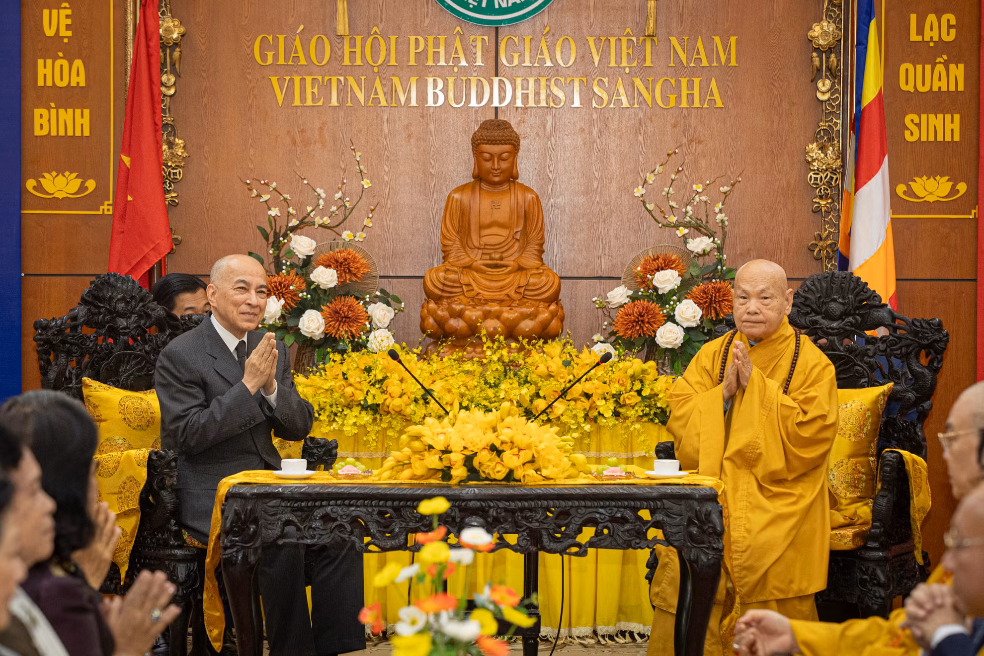 Trưởng lão Hòa thượng Thích Thiện Nhơn, Phó Pháp chủ, Chủ tịch Hội đồng Trị sự Trung ương Giáo hội Phật giáo Việt Nam và Quốc vương Campuchia Norodom Sihamoni tại buổi gặp mặt.