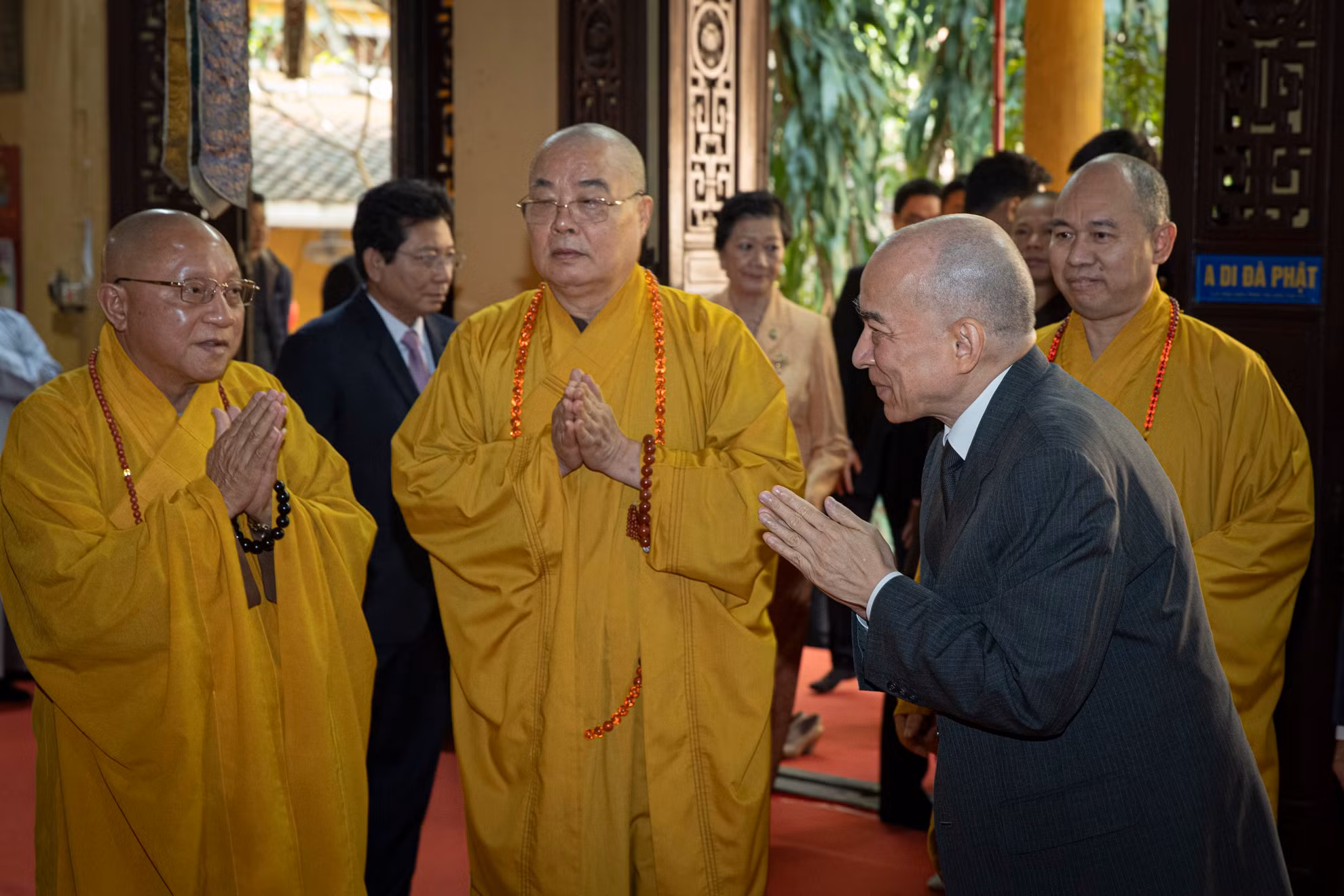 Quốc vương Campuchia Norodom Sihamoni với các chức sắc, tăng ni, Phật tử tại chùa Quán Sứ, Hà Nội.