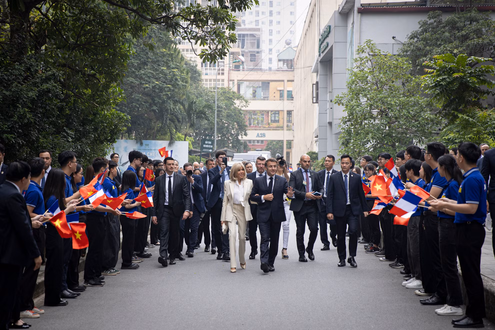 Tổng thống Pháp Emmanuel Macron và Phu nhân tại Trường đại học Khoa học và Công nghệ Hà Nội.