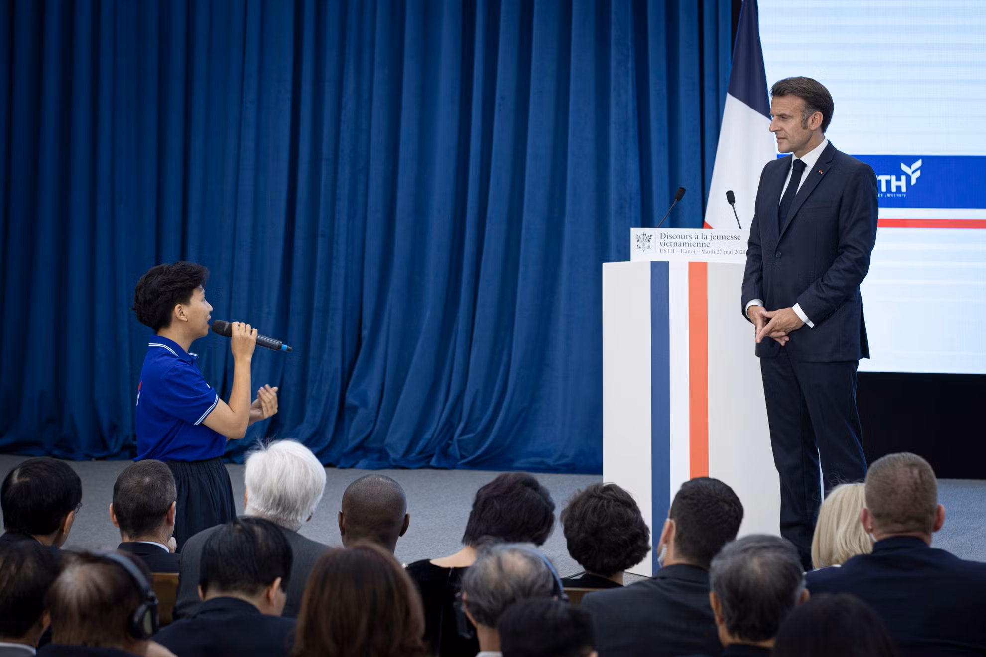 Tổng thống Pháp Emmanuel Macron giao lưu cùng nghiên cứu sinh Nguyễn Ngọc Minh Tâm của Trường đại học Khoa học và Công nghệ Hà Nội.