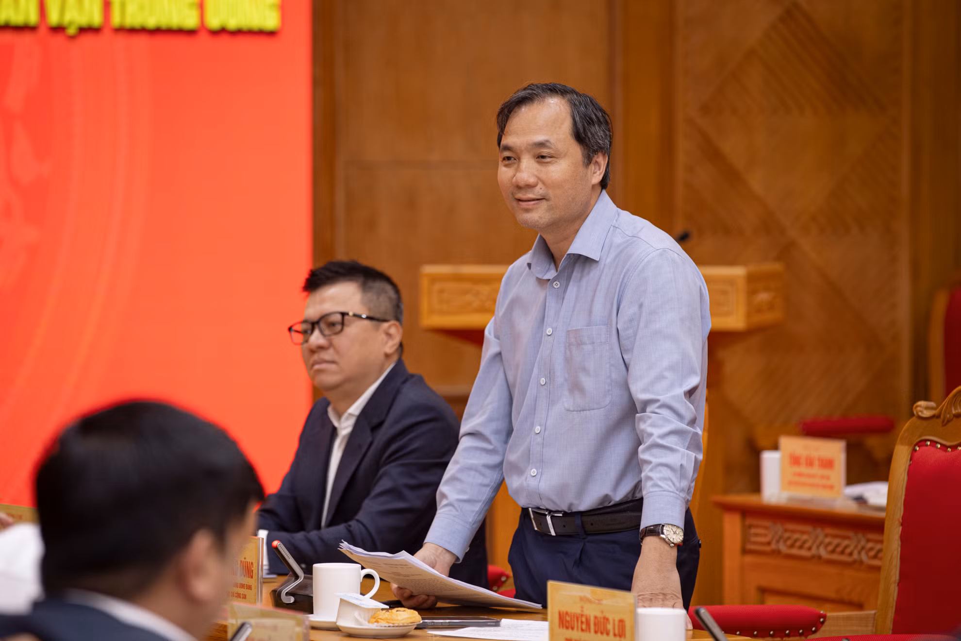 Đồng chí Hoàng Trung Dũng, Ủy viên Trung ương Đảng, Tổng Biên tập Tạp chí Cộng sản phát biểu tại buổi làm việc.