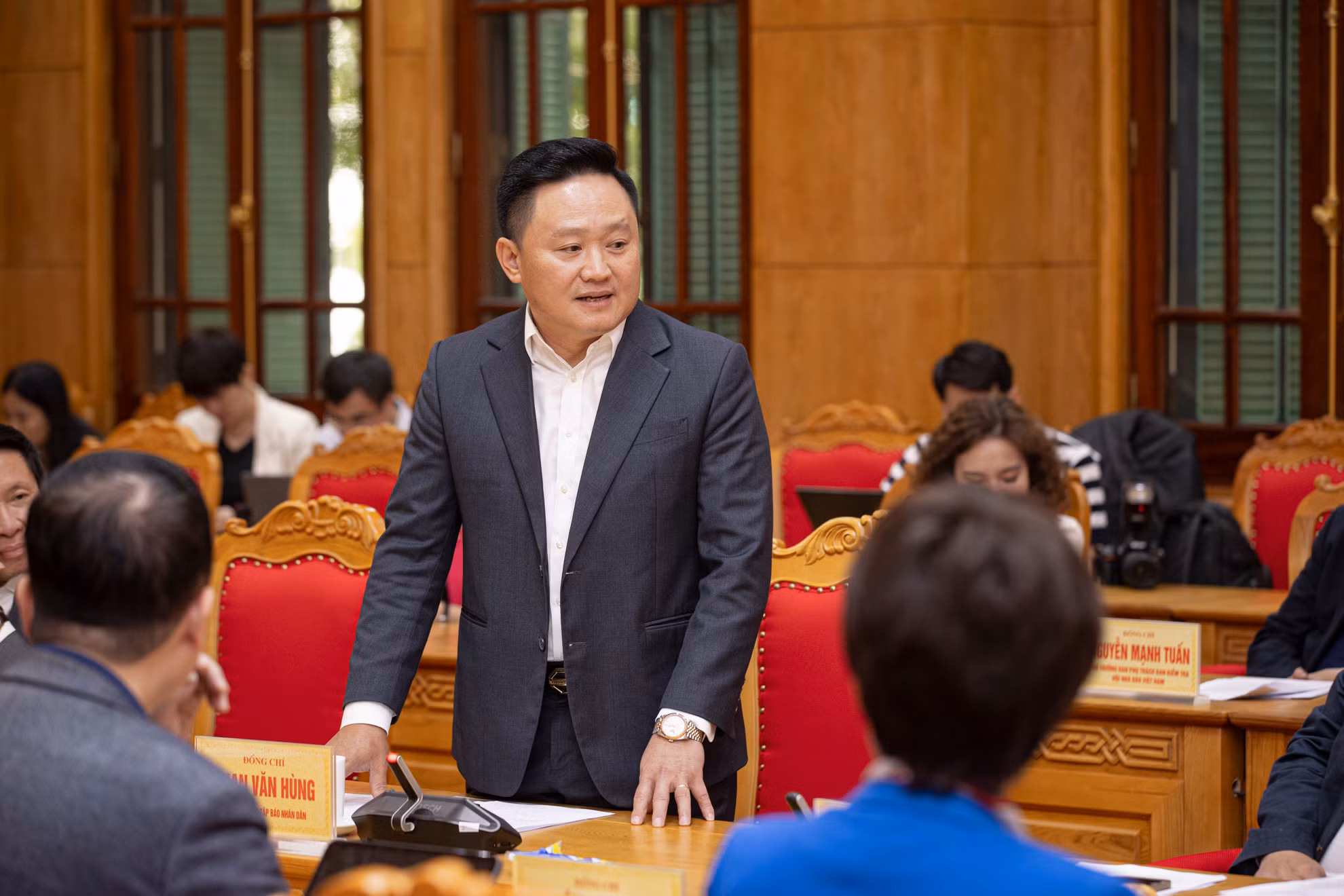 Phó Tổng Biên tập Báo Nhân Dân Phan Văn Hùng phát biểu tại buổi làm việc.