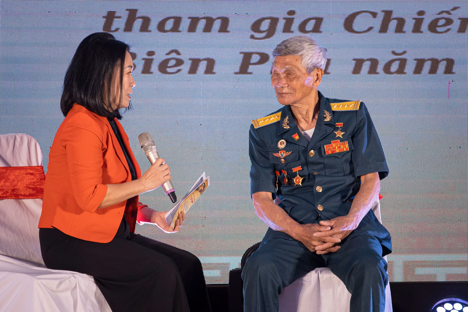 Đại tá Đinh Thế Văn, Anh hùng lực lượng vũ trang nhân dân từng tham gia hai cuộc chiến Điện Biên Phủ năm 1954 và Điện Biên Phủ trên không năm 1972, chia sẻ những ký ức về ý chí kiên cường, chiến thuật phòng không xuất sắc đã làm nên chiến thắng oanh liệt “Hà Nội, Điện Biên Phủ trên không".