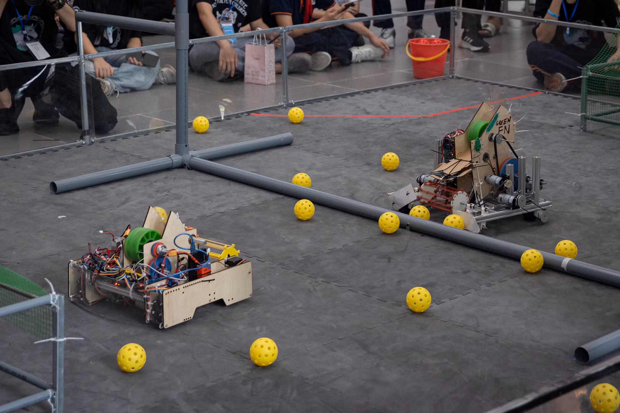 Sàn thi đấu được các thành viên câu lạc bộ GreenAms Robotics Team chuẩn bị cầu kỳ.