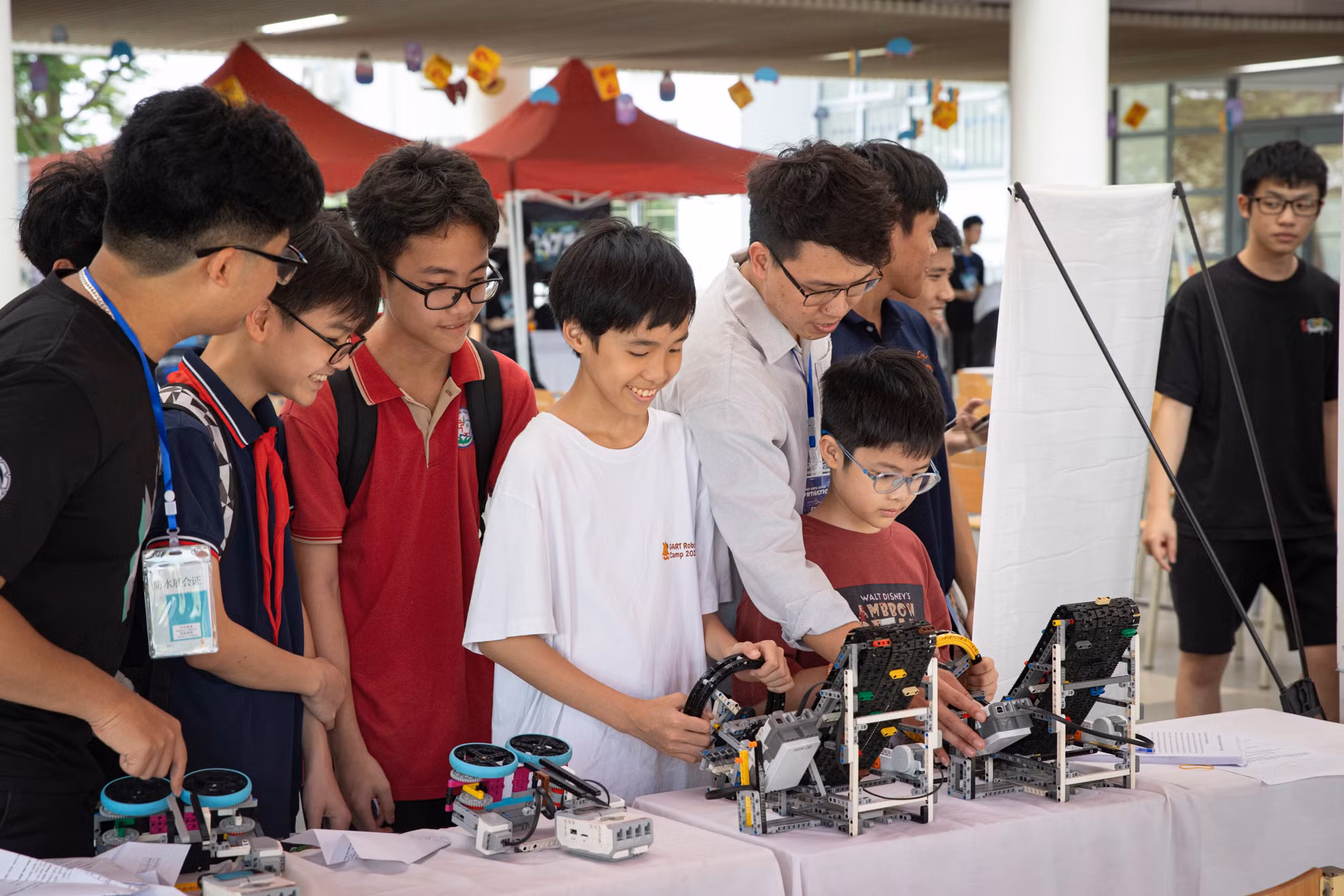 Các em học sinh được tiếp nhận nhiều kiến thức bổ ích và trải nghiệm thú vị về lĩnh vực STEM và Robotics.