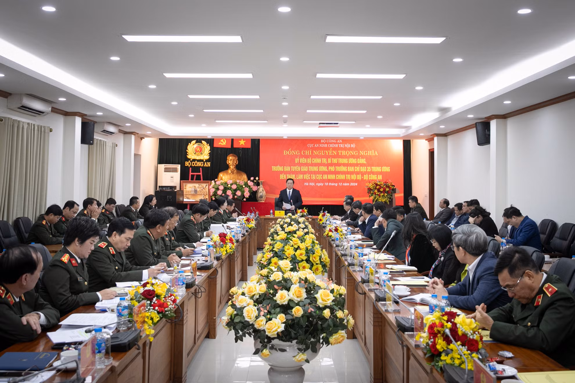 Quang cảnh buổi làm việc. Quang cảnh buổi làm việc.