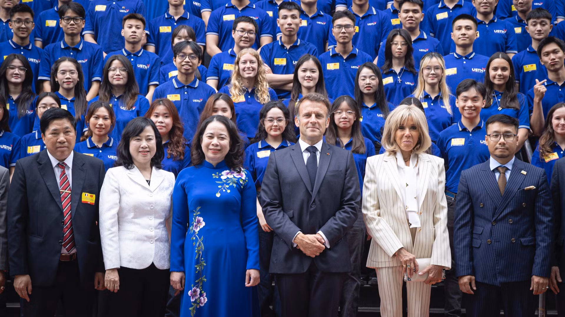 Phó Chủ tịch nước Võ Thị Ánh Xuân cùng Tổng thống Pháp Emmanuel Macron và Phu nhân chụp ảnh chung với cán bộ, giảng viên, sinh viên Trường đại học Khoa học và Công nghệ Hà Nội.