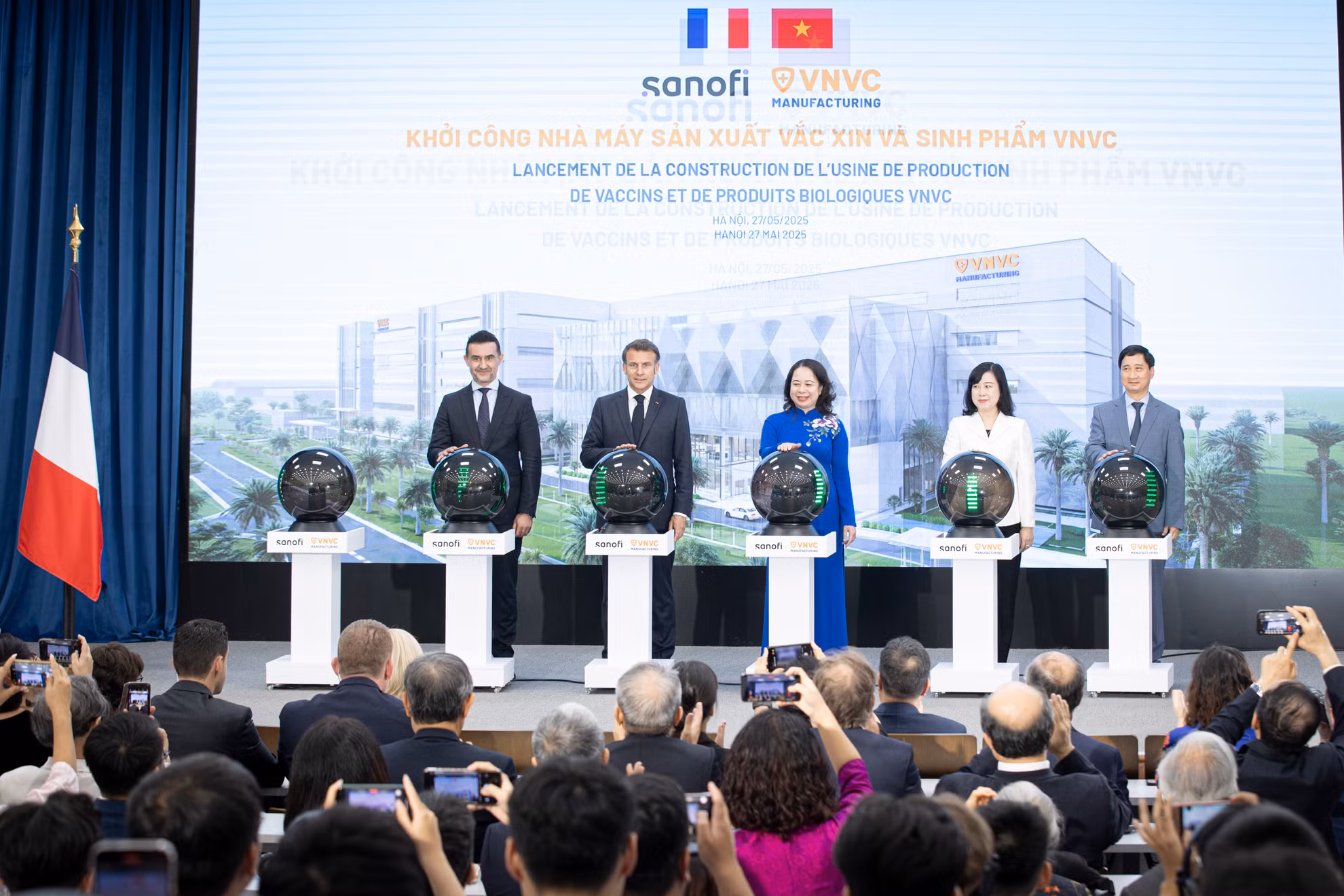 Phó Chủ tịch nước Võ Thị Ánh Xuân cùng Tổng thống Pháp Emmanuel Macron và các đại biểu bấm nút khởi công nhà máy sản xuất vaccine và sinh phẩm VNVC.