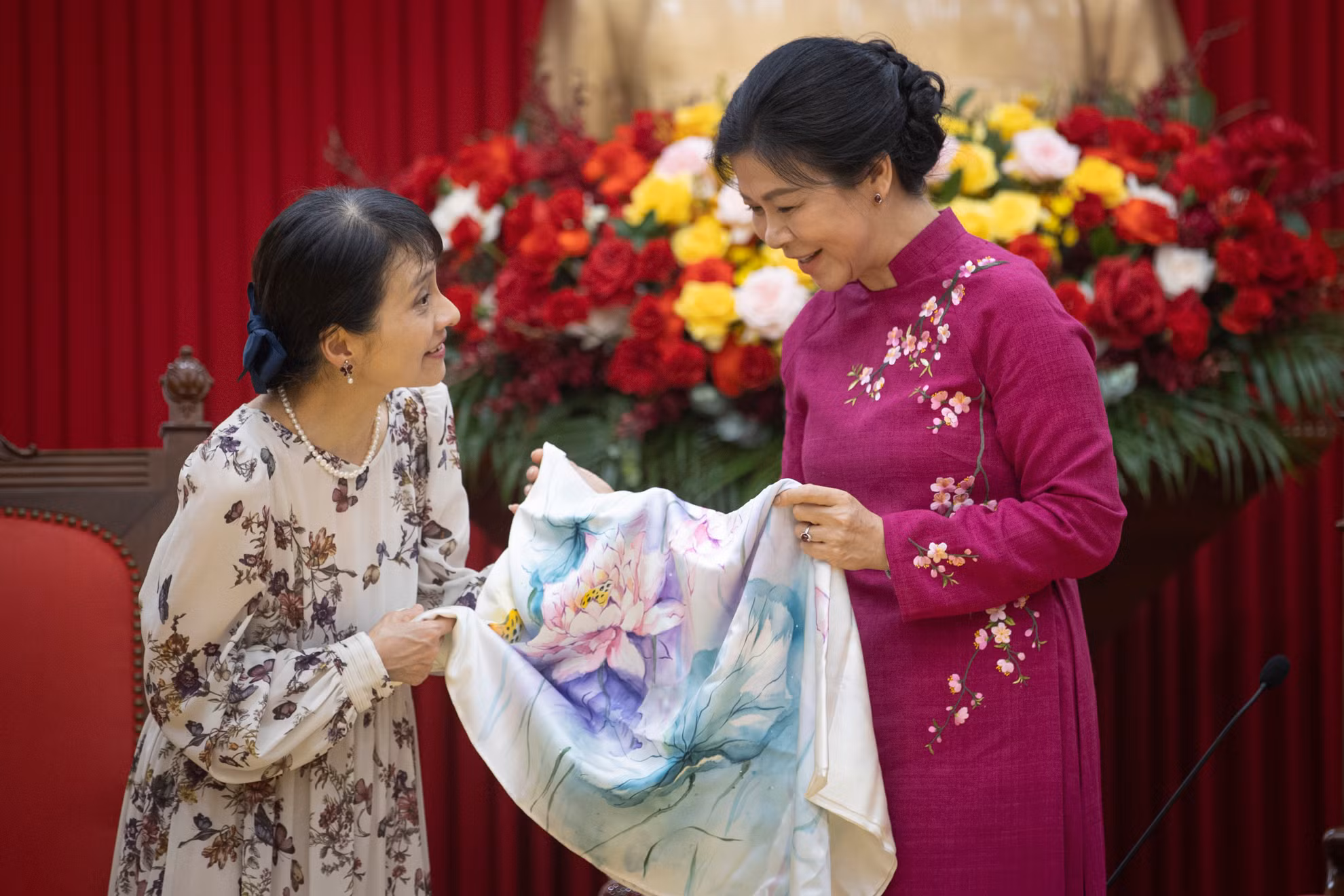 Phu nhân Ngô Phương Ly tặng phu nhân Ishiba Yoshiko khăn lụa có in hình hoa sen và hoa cúc.
