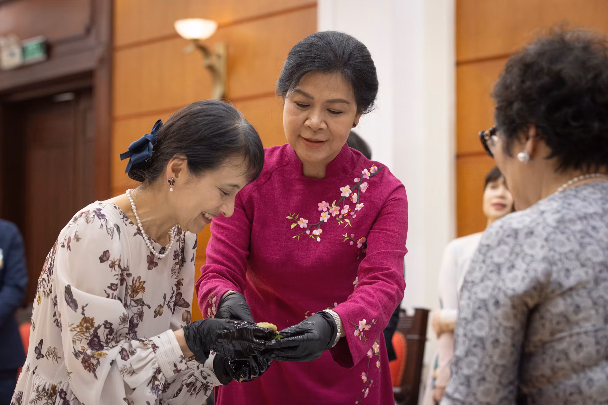 Phu nhân Ngô Phương Ly cùng Phu nhân Ishiba Yoshiko làm bánh cốm.