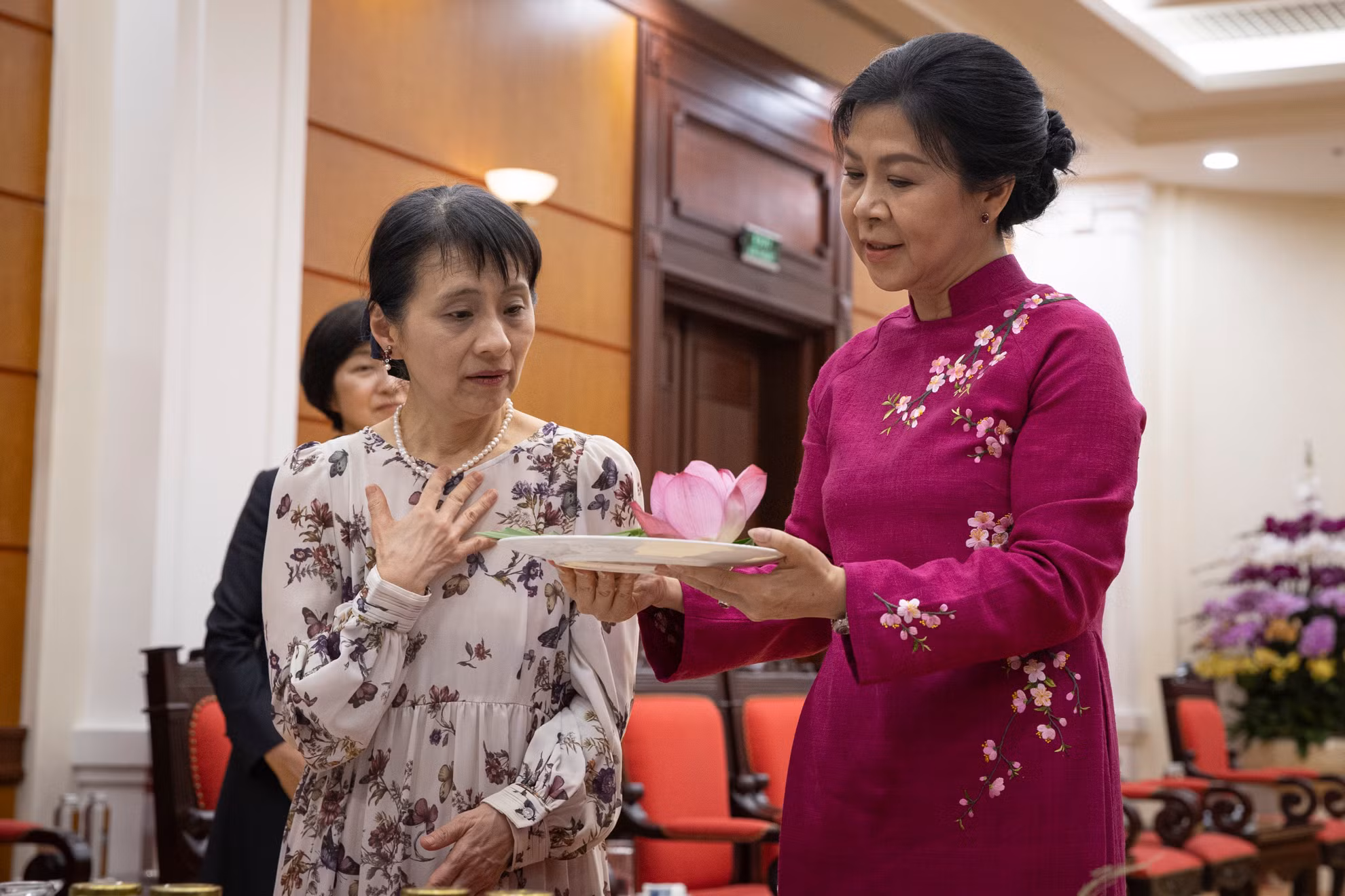 Phu nhân Ngô Phương Ly giới thiệu về bánh cốm với phu nhân Ishiba Yoshiko.