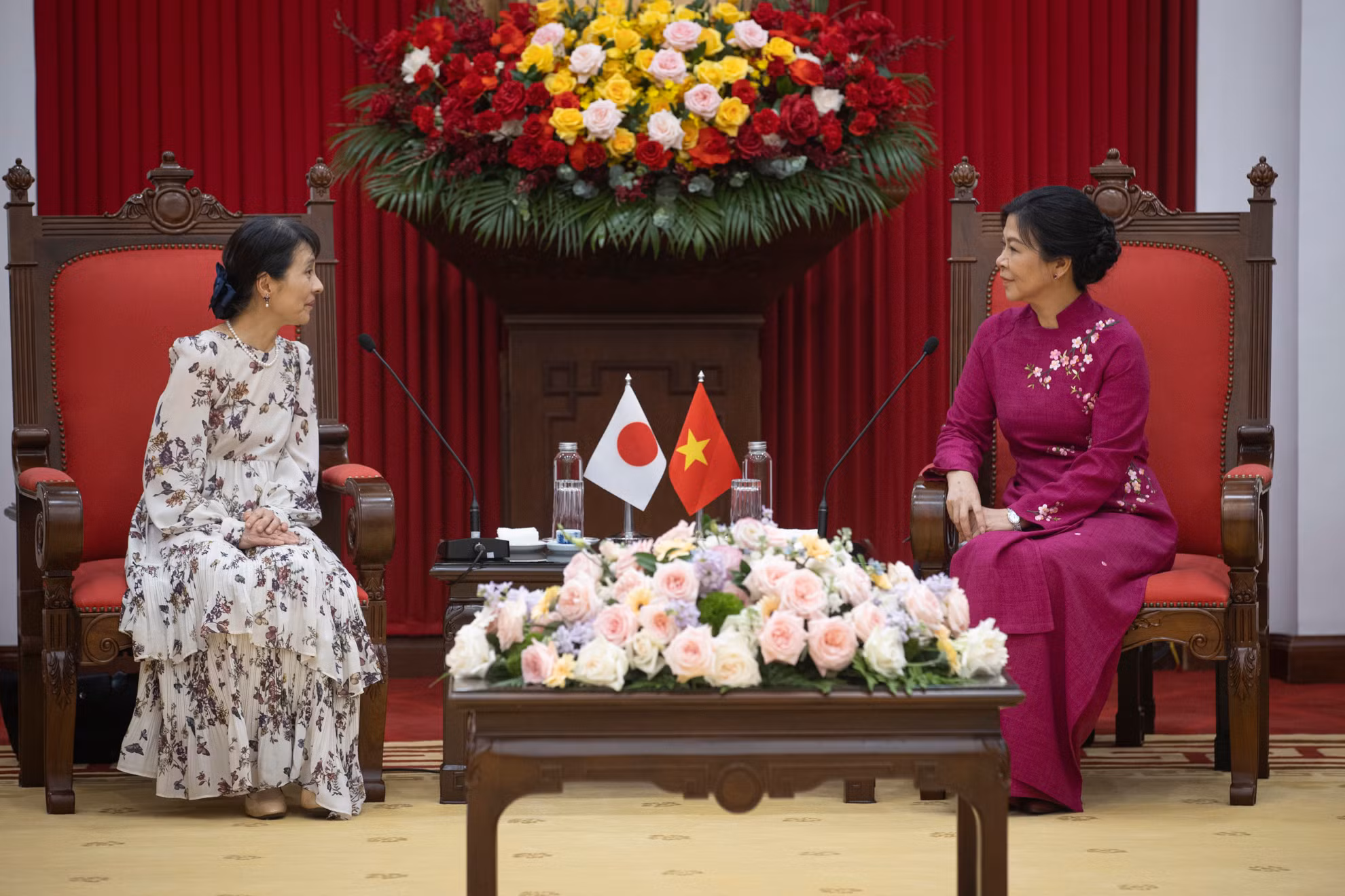 Bà Ngô Phương Ly, Phu nhân Tổng Bí thư Tô Lâm và bà Ishiba Yoshiko, Phu nhân Thủ tướng Nhật Bản Ishiba Shigeru tại buổi gặp gỡ.