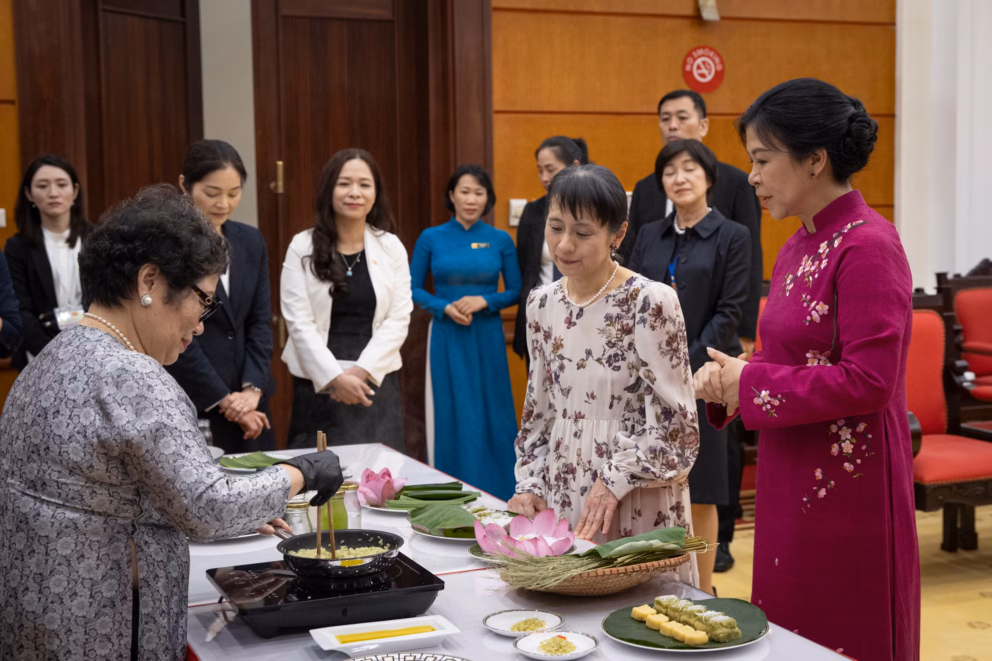 Hai phu nhân cùng làm bánh cốm truyền thống.
