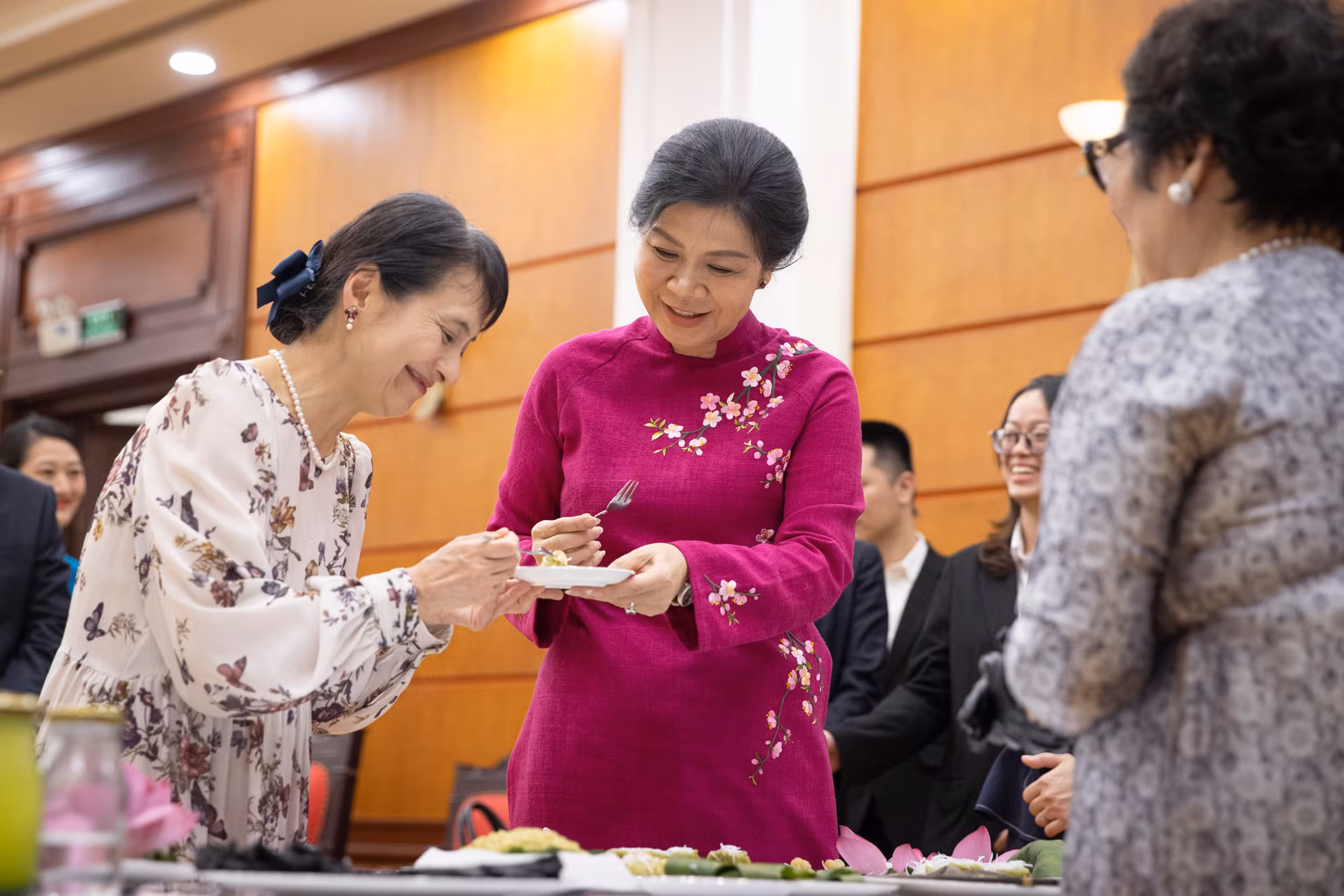 Hai phu nhân thưởng thức hương vị những chiếc bánh do mình làm.