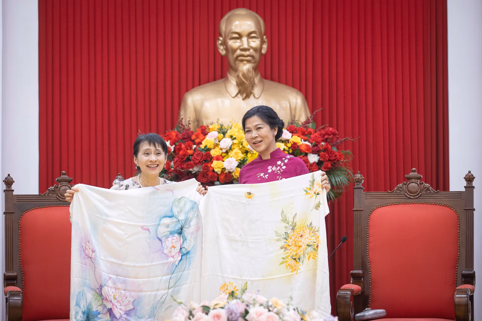 Hai phu nhân chụp ảnh lưu niệm.