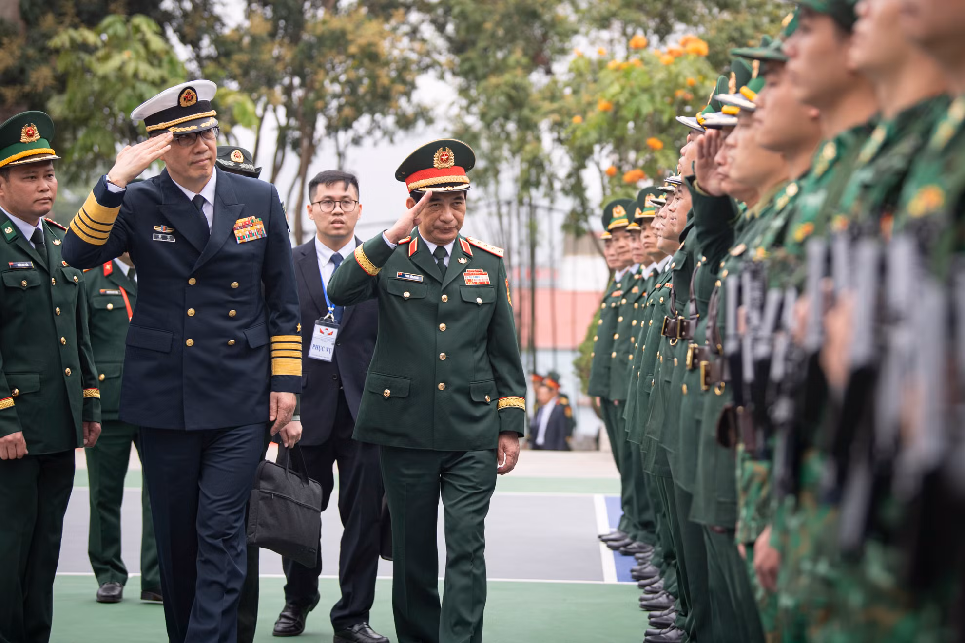 Bộ trưởng Phan Văn Giang và Bộ trưởng Đổng Quân thăm hỏi động viên cán bộ chiến sĩ Đồn Biên phòng Cửa khẩu quốc tế Hữu Nghị.