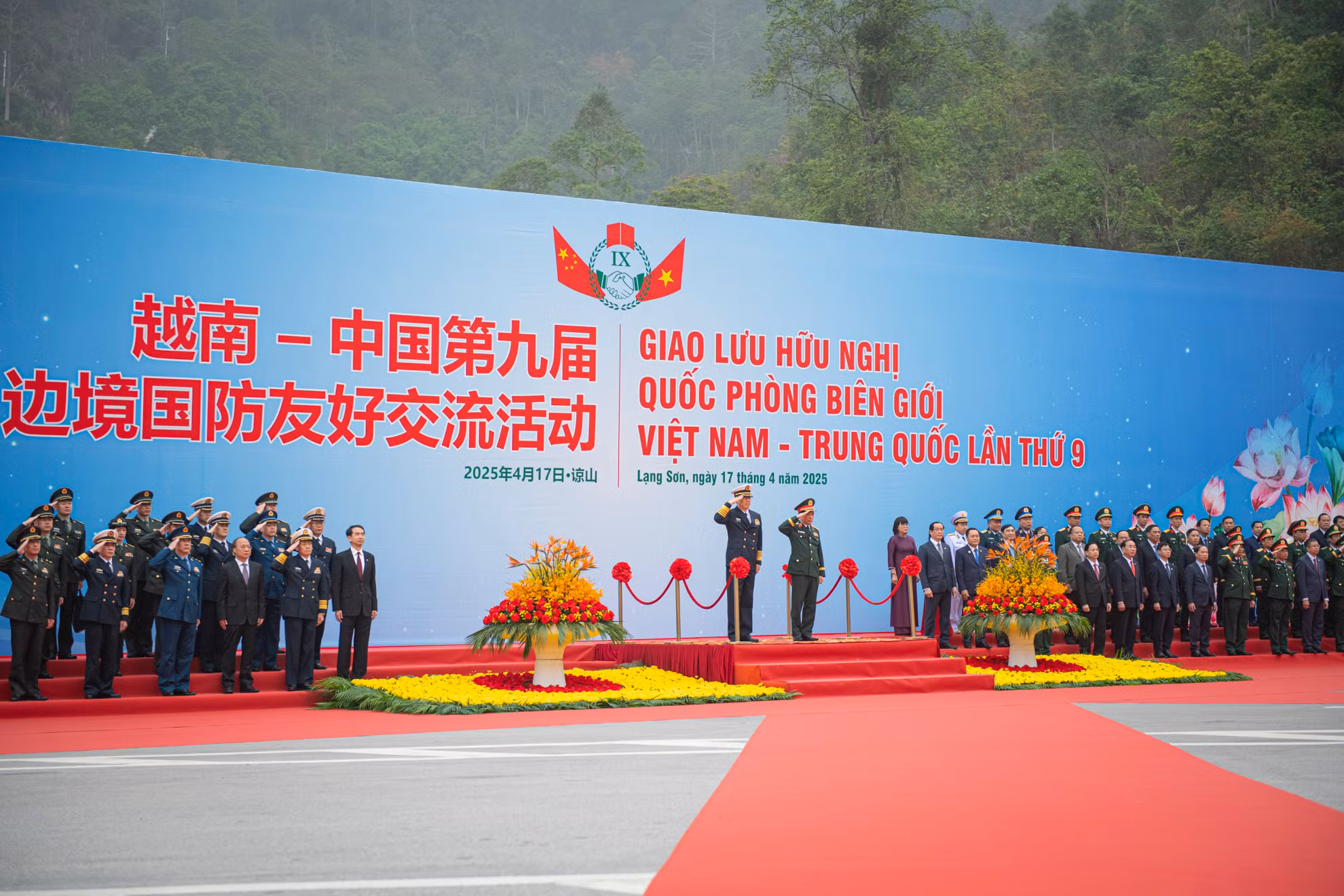 Hai Bộ trưởng trên bục danh dự trong tiếng quân nhạc cử Quốc thiều hai nước. Hai Bộ trưởng trên bục danh dự trong tiếng quân nhạc cử Quốc thiều hai nước.