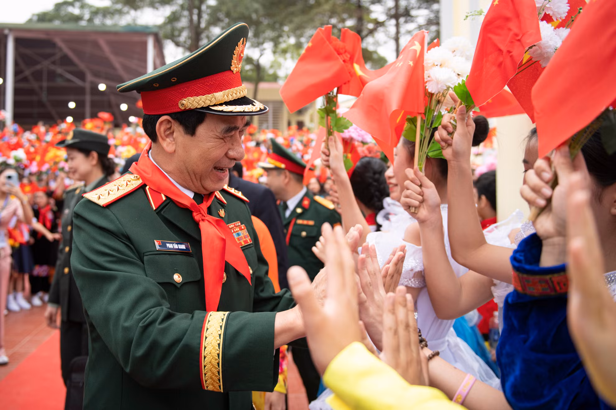 Bộ trưởng Quốc phòng Phan Văn Giang và học sinh Trường tiểu học Đồng Đăng.