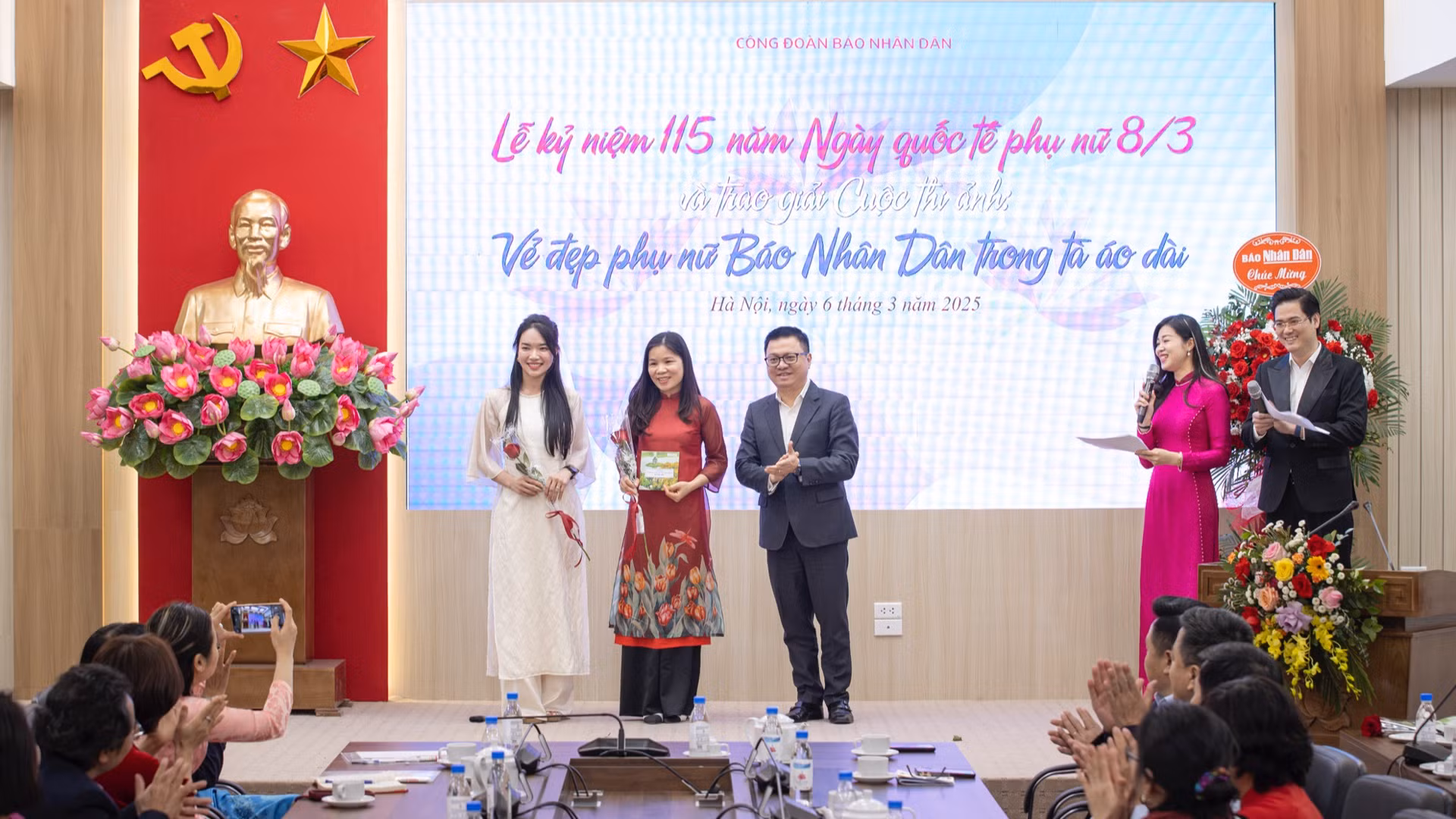 Vinh danh những bức ảnh xuất sắc nhất của Cuộc thi “Vẻ đẹp phụ nữ Báo Nhân Dân trong tà áo dài”. Tại sự kiện, Công đoàn Báo Nhân Dân đã trao giải Đặc biệt cho tác phẩm “Cười lên nào” do nhiếp ảnh gia Thế Đại (Phòng Ảnh) thực hiện. 