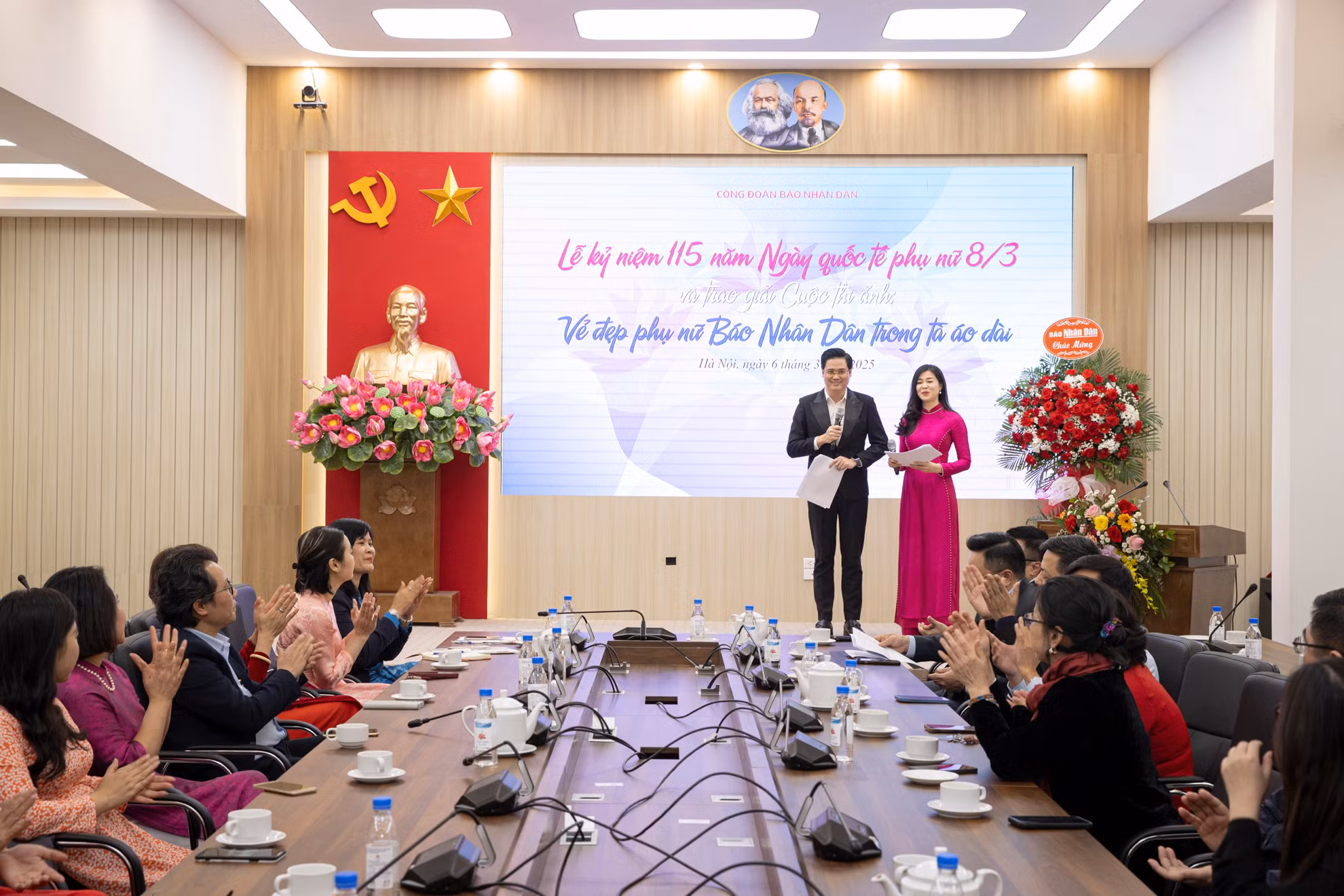 Quang cảnh Lễ kỷ niệm 115 năm Ngày Quốc tế Phụ nữ 8/3 và trao giải Cuộc thi ảnh “Vẻ đẹp phụ nữ Báo Nhân Dân trong tà áo dài”. Quang cảnh Lễ kỷ niệm 115 năm Ngày Quốc tế Phụ nữ 8/3 và trao giải Cuộc thi ảnh “Vẻ đẹp phụ nữ Báo Nhân Dân trong tà áo dài”.