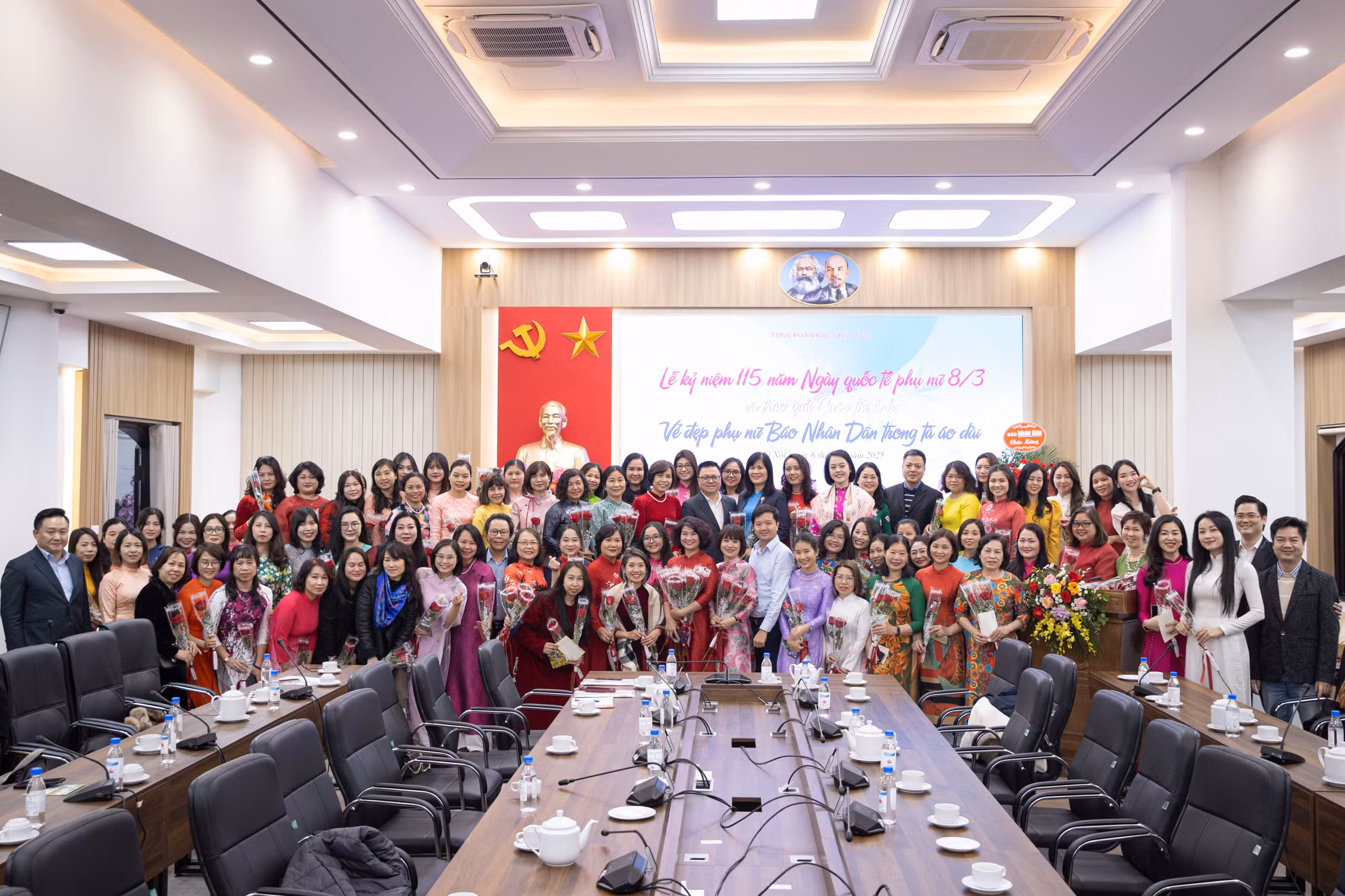 Các đại biểu chụp ảnh lưu niệm. Các đại biểu chụp ảnh lưu niệm.