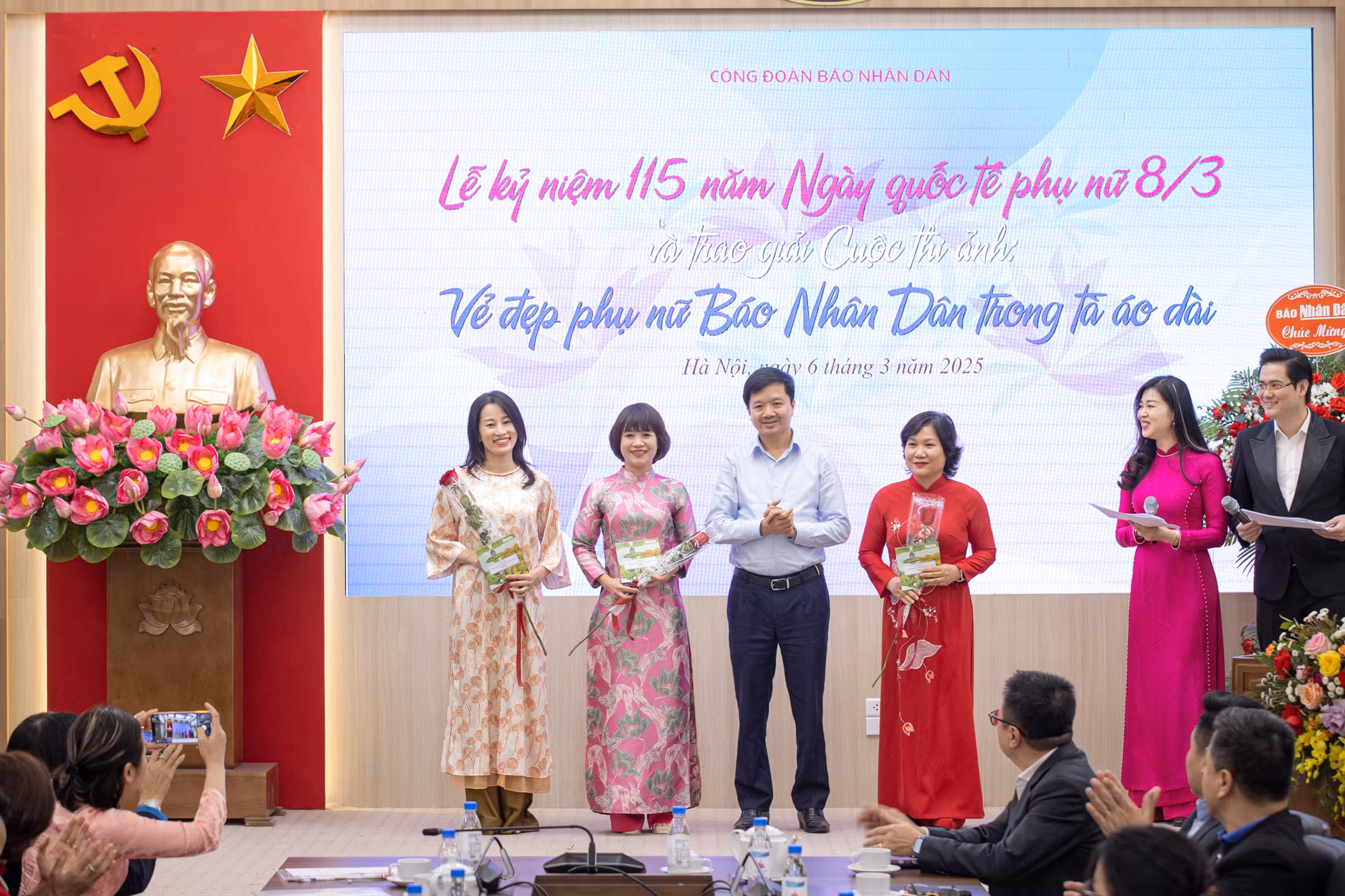 Công đoàn Báo Nhân Dân trao 3 giải Ba và 12 giải Phong cách áo dài nổi bật cho những tác phẩm xuất sắc trong Cuộc thi “Vẻ đẹp phụ nữ Báo Nhân Dân trong tà áo dài”. Công đoàn Báo Nhân Dân trao 3 giải Ba và 12 giải Phong cách áo dài nổi bật cho những tác phẩm xuất sắc trong Cuộc thi “Vẻ đẹp phụ nữ Báo Nhân Dân trong tà áo dài”.