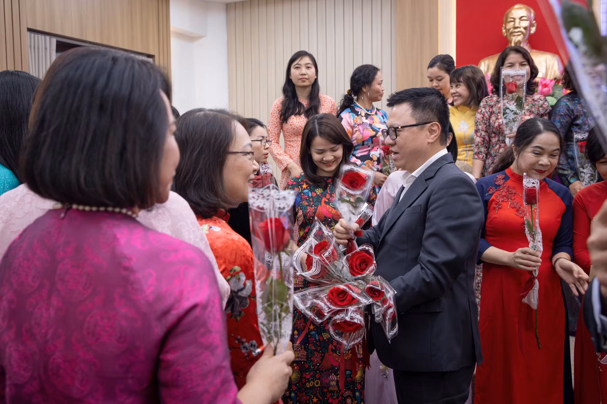 Sau buổi lễ, Tổng Biên tập Lê Quốc Minh trao hoa tặng các cán bộ, phóng viên Báo Nhân Dân nhân Ngày Quốc tế Phụ nữ 8/3. Sau buổi lễ, Tổng Biên tập Lê Quốc Minh trao hoa tặng các cán bộ, phóng viên Báo Nhân Dân nhân Ngày Quốc tế Phụ nữ 8/3.