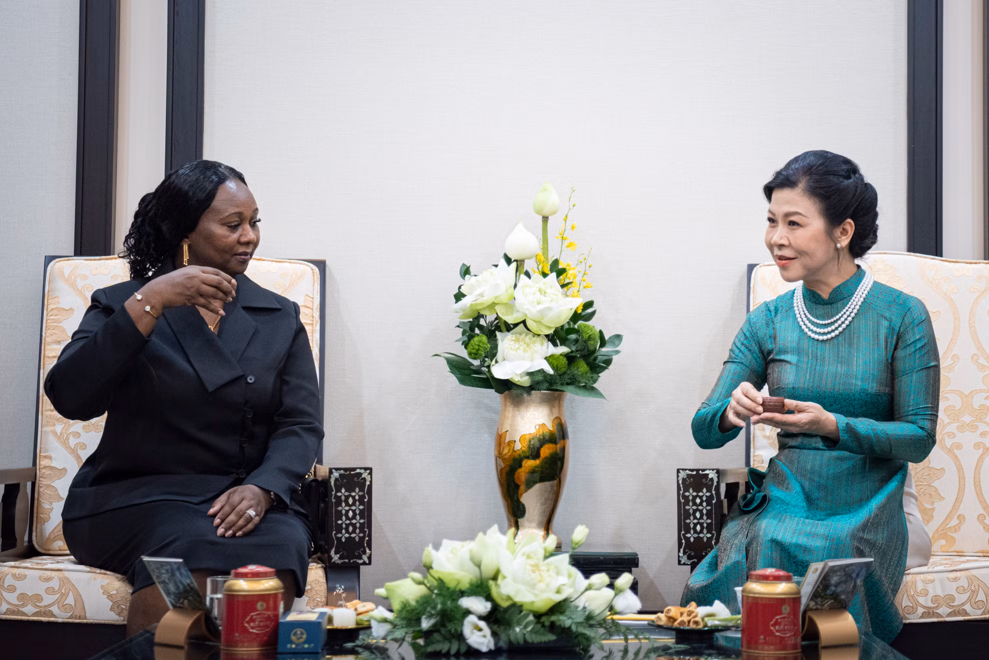 Phu nhân Ngô Phương Ly giới thiệu về văn hóa trà với Phu nhân Tổng thống Cộng hòa Guinea-Bissau Umaro Sissoco Embalo, bà Dinisia dos Reis Embalo.