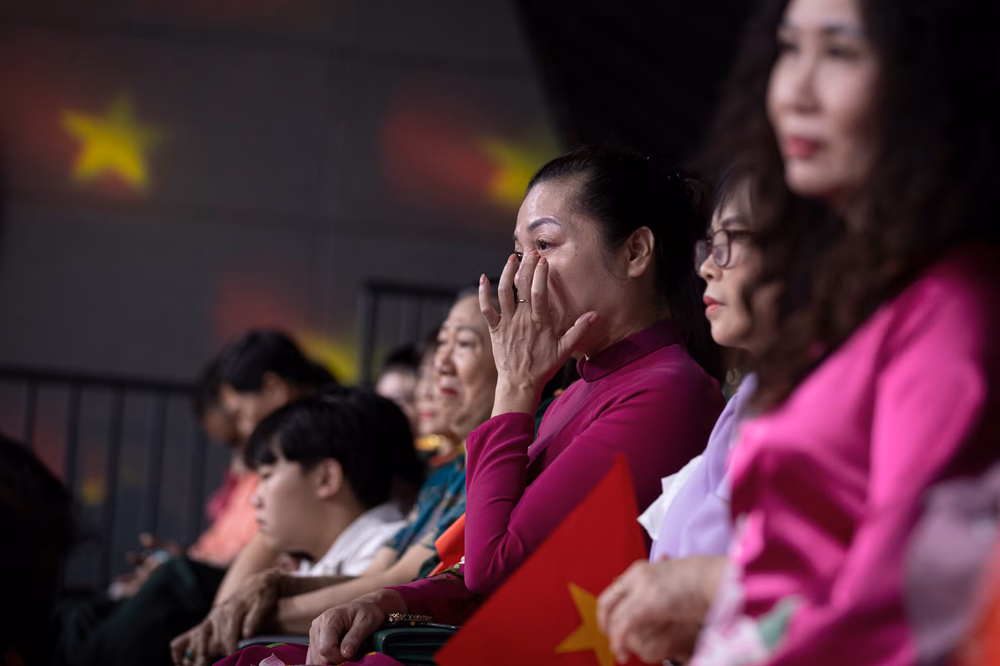 Khán giả không kìm được nước mắt khi lắng nghe những câu chuyện được các nhân chứng chia sẻ.