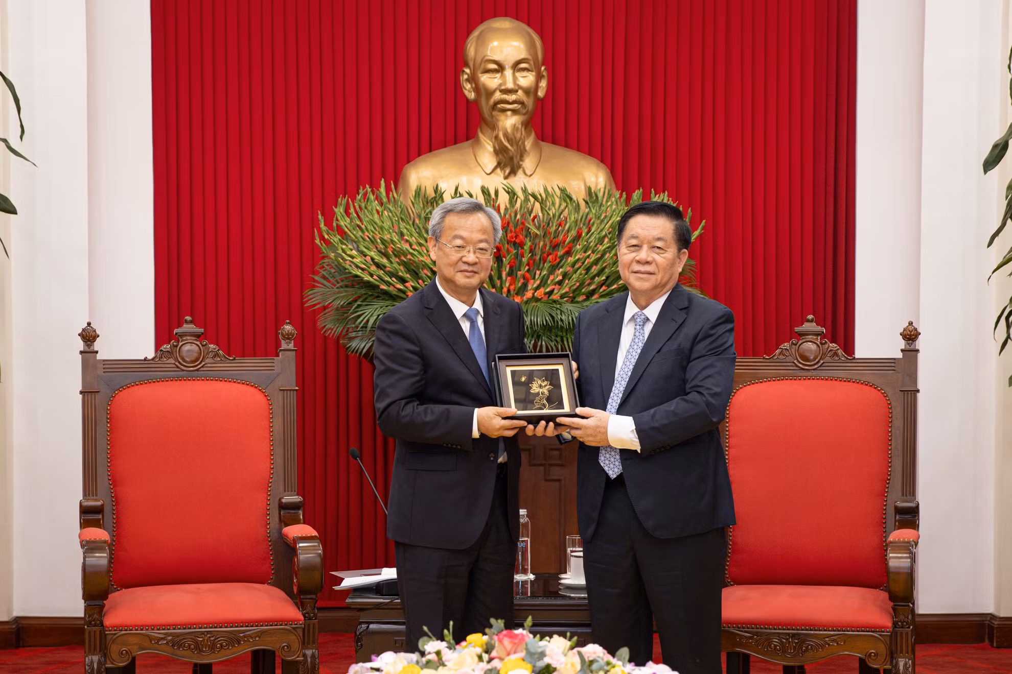 Đồng chí Nguyễn Trọng Nghĩa tặng quà lưu niệm cho Tổng Biên tập Nhân Dân nhật báo Trần Kiến Văn.