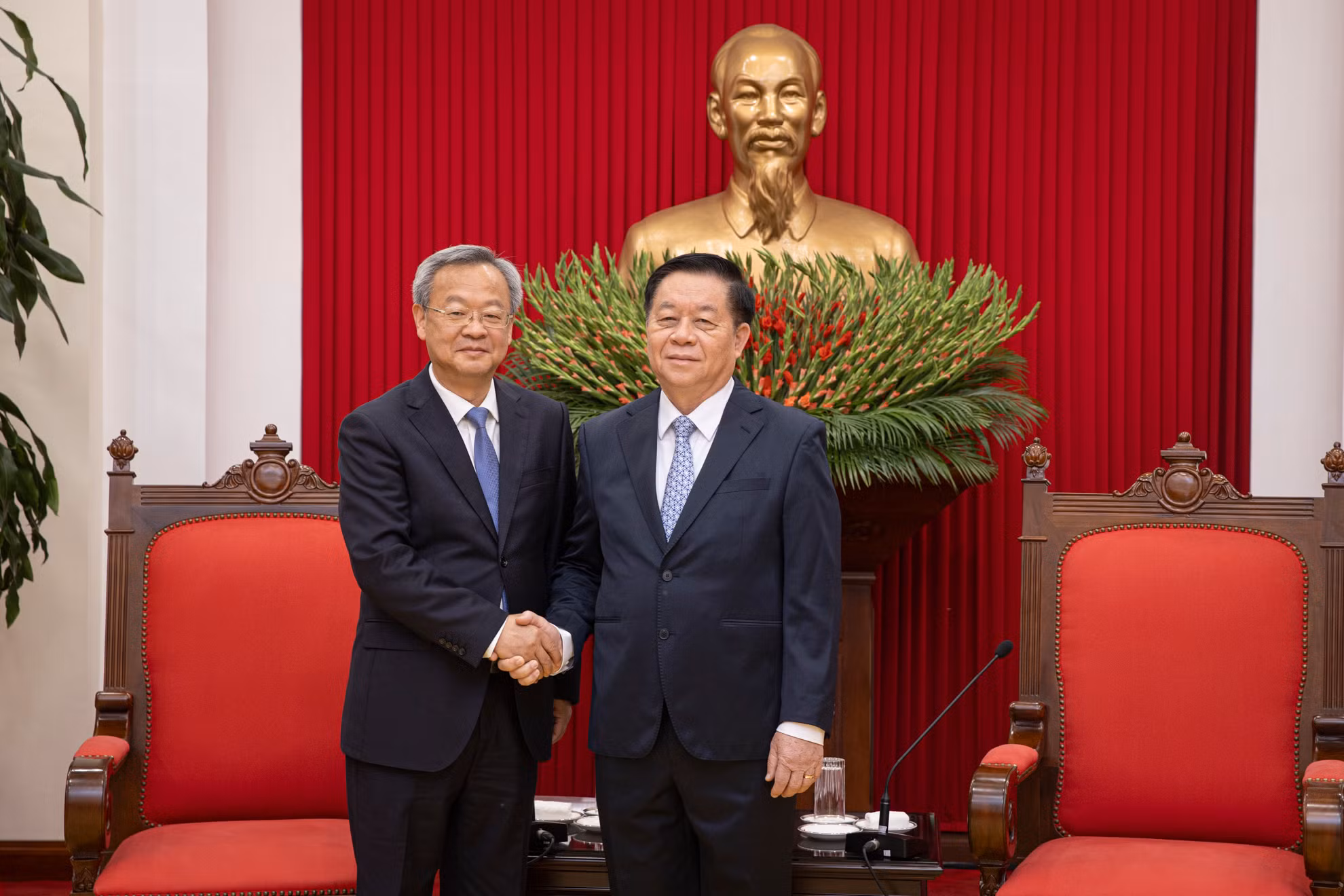 Trưởng ban Tuyên giáo và Dân vận Trung ương Nguyễn Trọng Nghĩa và Tổng Biên tập Nhân Dân nhật báo Trần Kiến Văn tại buổi tiếp.