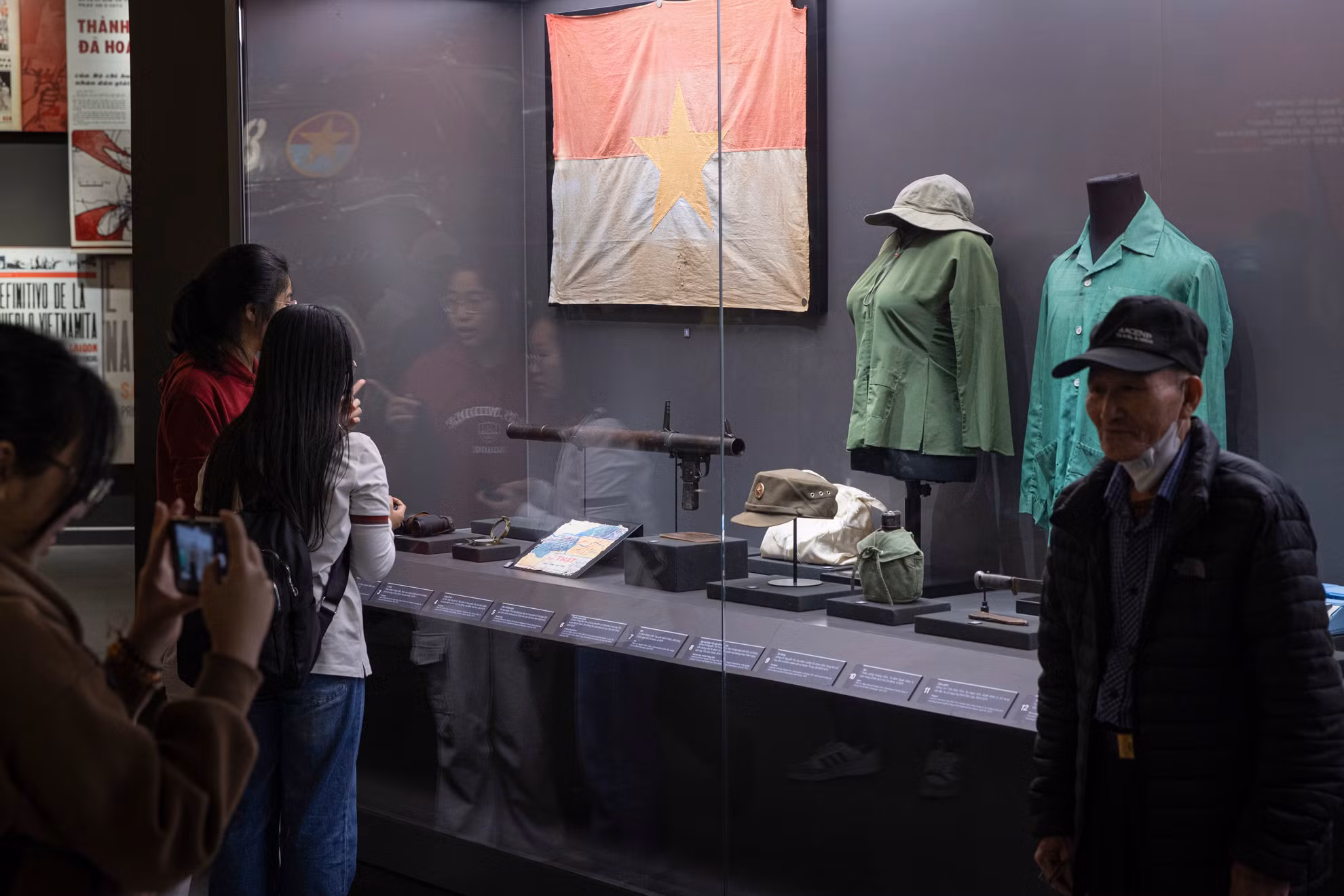 Người dân tham quan bảo tàng.