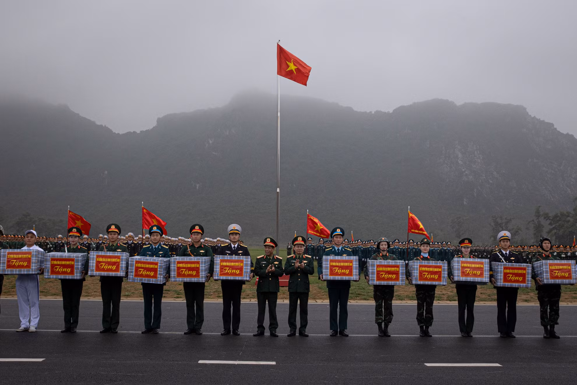 Thượng tướng Nguyễn Văn Nghĩa, Phó Tổng Tham mưu trưởng Quân đội nhân dân Việt Nam và Trung tướng Đỗ Xuân Tụng, Phó Chủ nhiệm Tổng cục Chính trị Quân đội nhân dân Việt Nam trao quà tặng các đơn vị tham gia diễu binh, diễu hành.