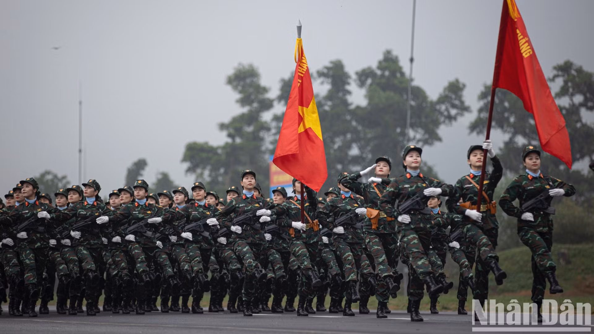 Hợp luyện các lực lượng tham gia diễu binh, diễu hành Kỷ niệm 50 năm Giải phóng miền nam tại Trung tâm Huấn luyện quân sự quốc gia 4 (Hà Nội).
