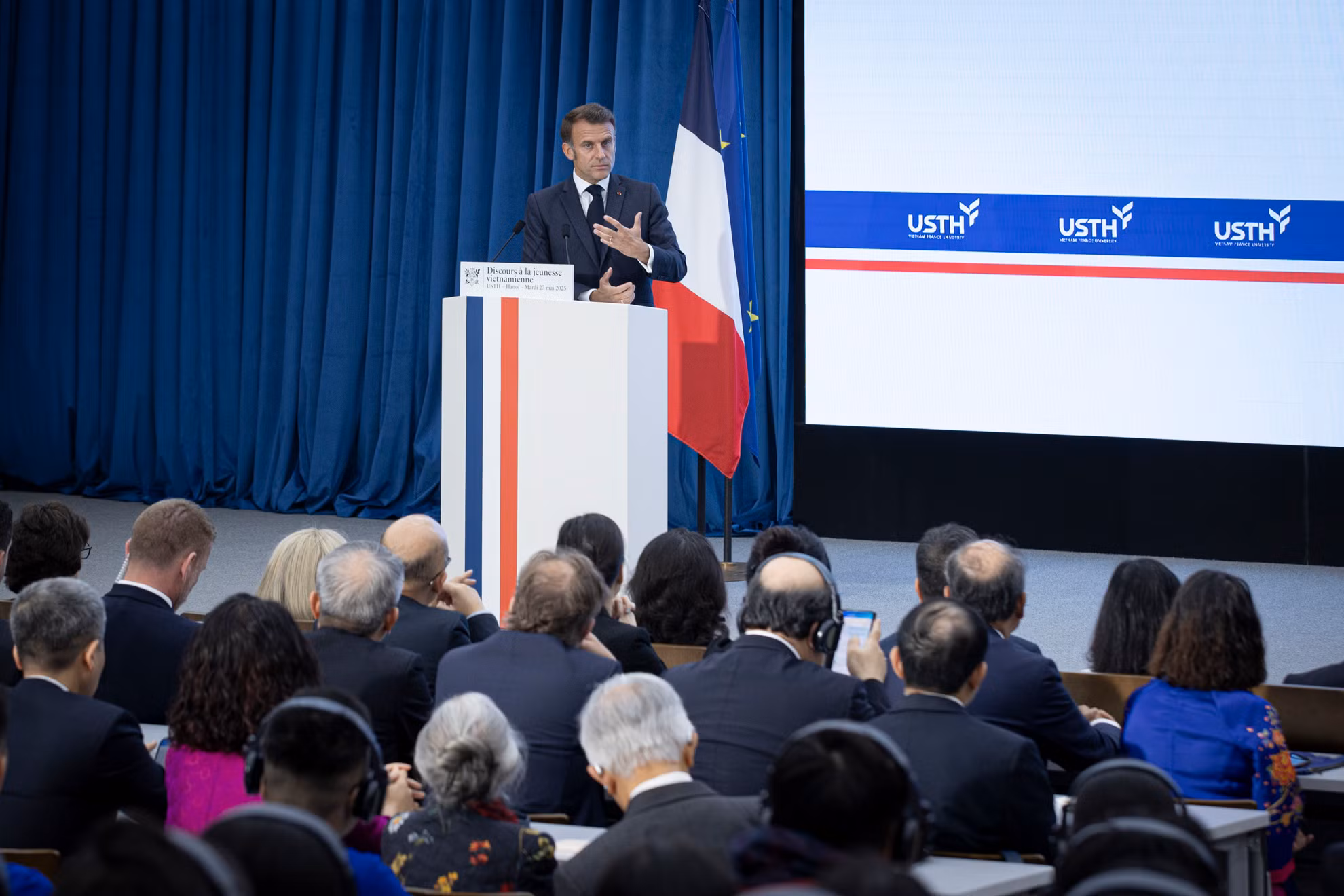 Tổng thống Pháp Emmanuel Macron phát biểu tại buổi giao lưu.