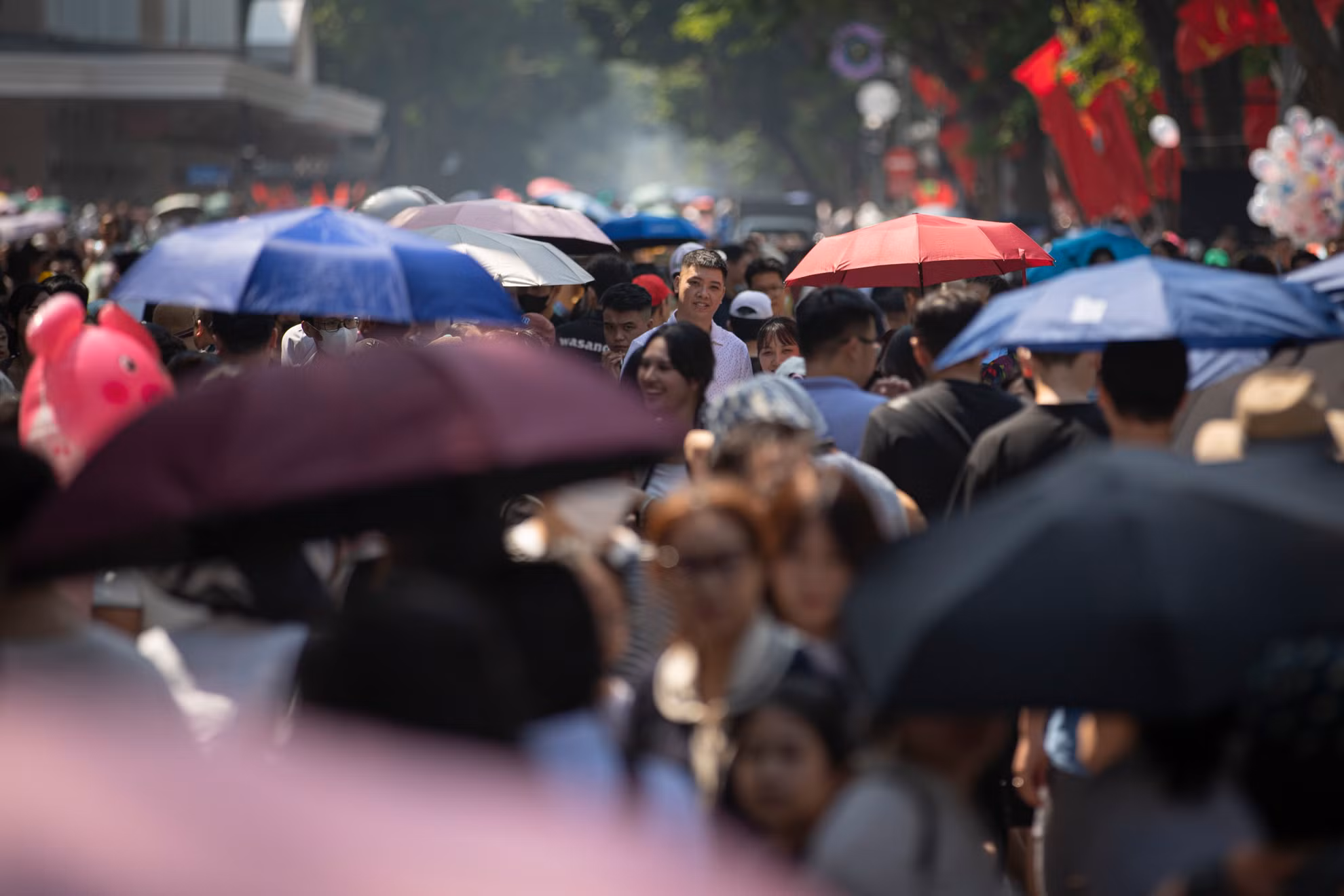 Càng về trưa dòng người đổ về phố đi bộ Hồ Hoàn Kiếm ngày càng đông. Càng về trưa dòng người đổ về phố đi bộ Hồ Hoàn Kiếm ngày càng đông.