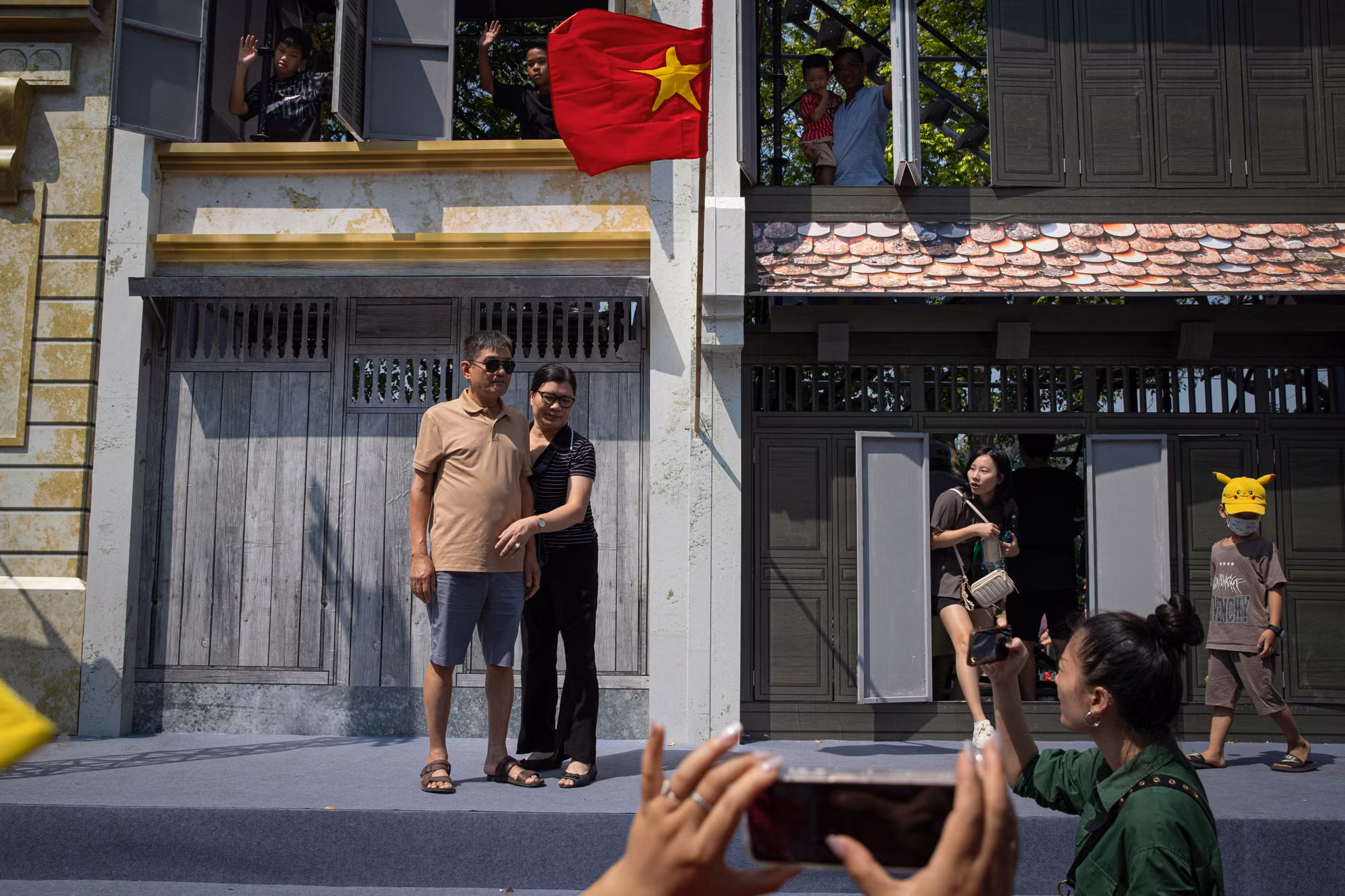 Nhiều địa danh nổi tiếng như Cửa ô Hà Nội, Cổng Đoan Môn (Hoàng Thành Thăng Long), Cầu Long Biên, và Cột cờ Hà Nội... thu hút đông đảo du khách và người dân đến tham quan, chụp ảnh. Nhiều địa danh nổi tiếng như Cửa ô Hà Nội, Cổng Đoan Môn (Hoàng Thành Thăng Long), Cầu Long Biên, và Cột cờ Hà Nội... thu hút đông đảo du khách và người dân đến tham quan, chụp ảnh.