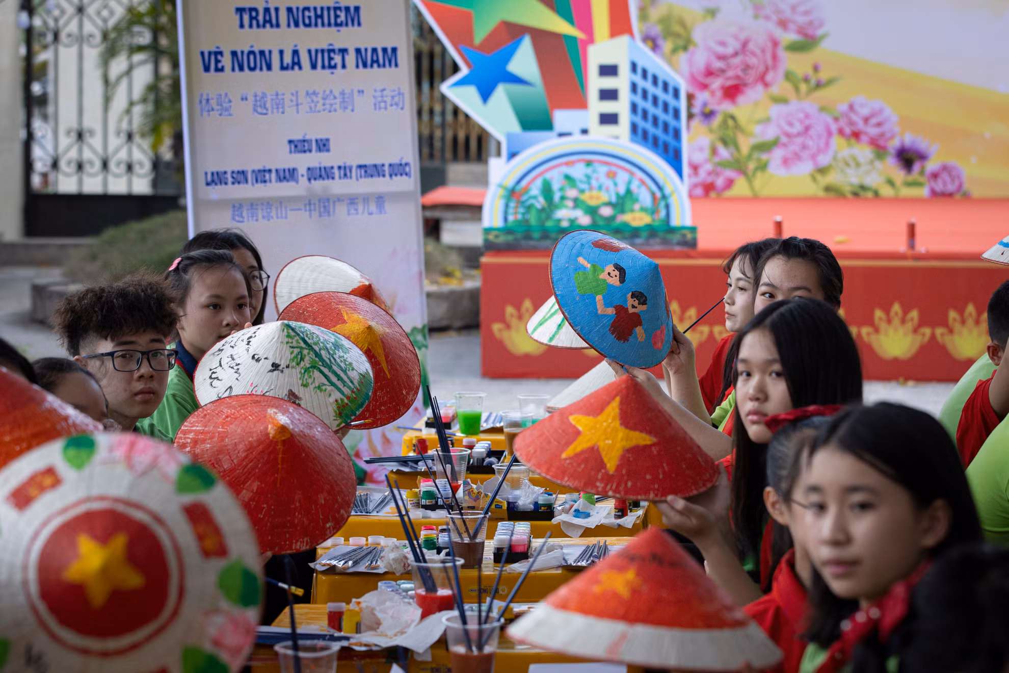 Các em học sinh hai nước khoe thành quả sáng tạo.