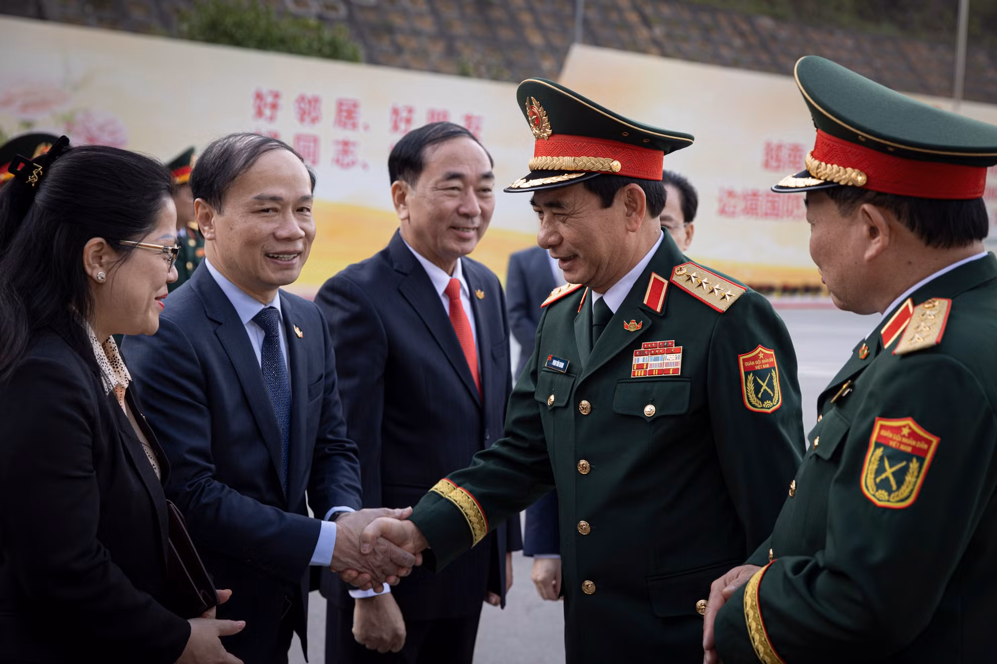 Lễ tiễn đoàn đại biểu cấp cao Bộ Quốc phòng Việt Nam tại Cửa khẩu quốc tế Hữu Nghị. Lễ tiễn đoàn đại biểu cấp cao Bộ Quốc phòng Việt Nam tại Cửa khẩu quốc tế Hữu Nghị.