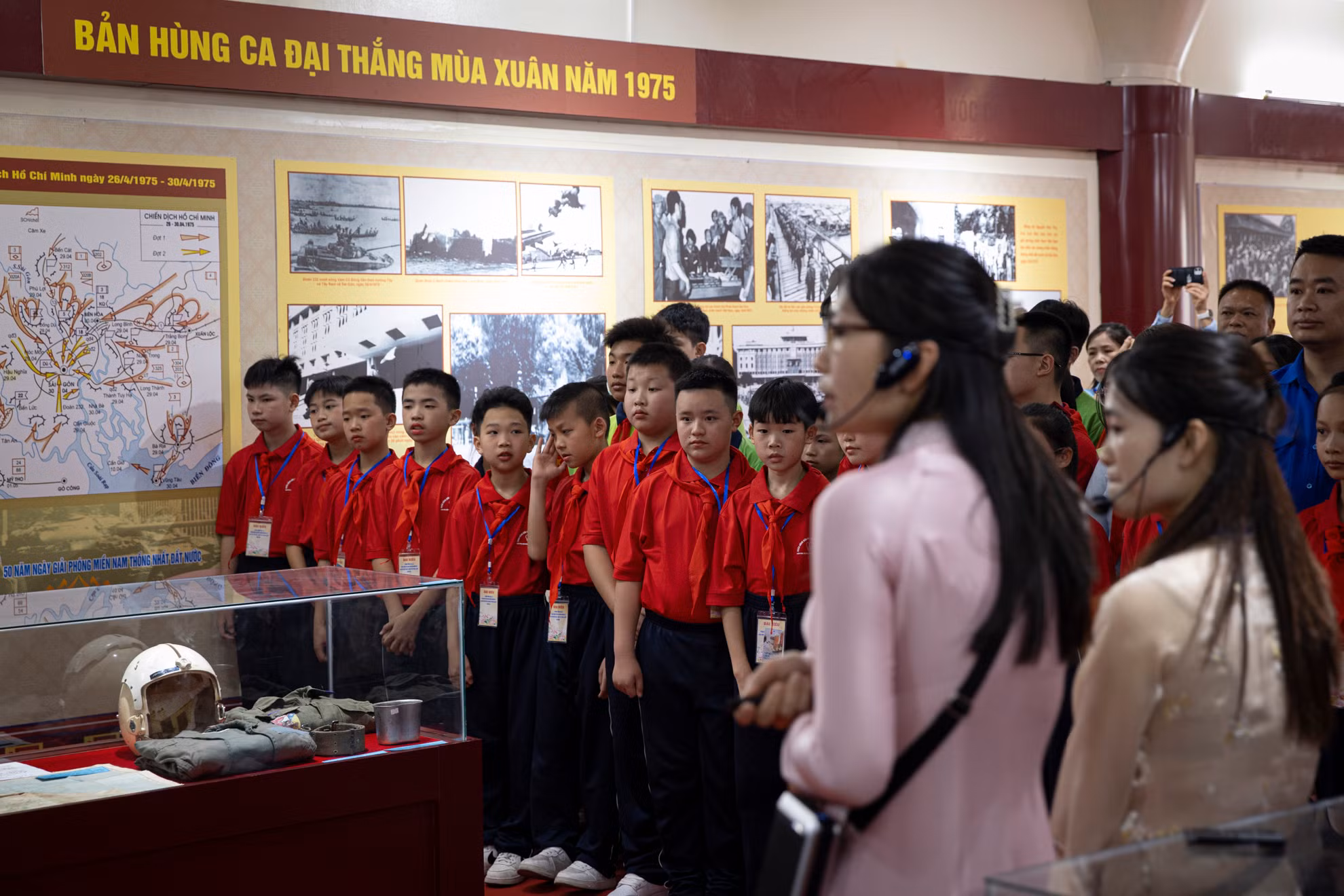 Các em học sinh thăm quan khu vực trưng bày chuyên đề "Giải phóng miền nam năm 1975 - Bản hùng ca đại thắng" của bảo tàng.
