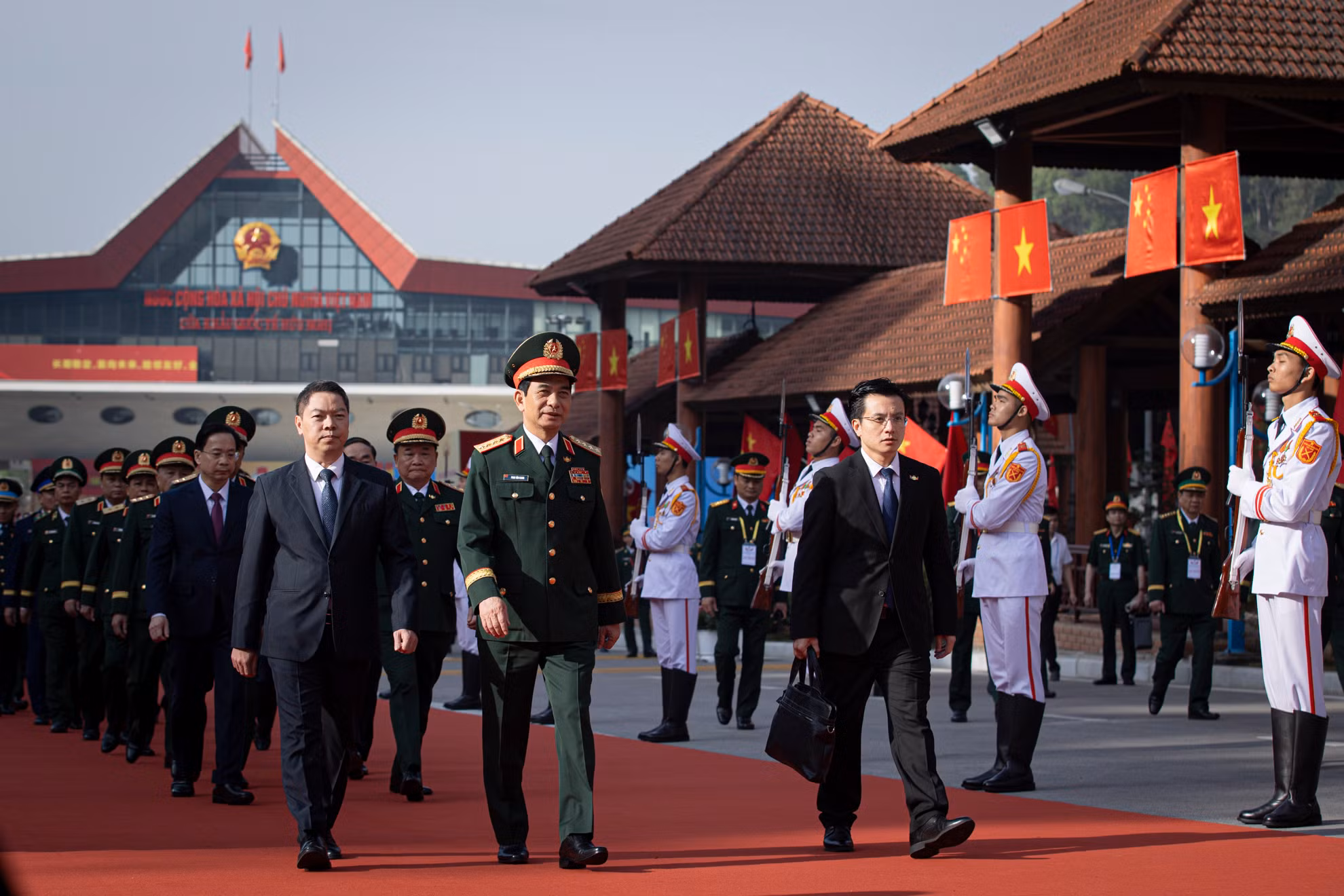 Ngay sau đó, Đại tướng Phan Văn Giang, Ủy viên Bộ Chính trị, Phó Bí thư Quân ủy Trung ương, Bộ trưởng Quốc phòng cùng đoàn đại biểu cấp cao Bộ Quốc phòng Việt Nam đã qua Cửa khẩu Quốc tế Hữu Nghị, sang Trung Quốc tham dự các hoạt động giao lưu. Ngay sau đó, Đại tướng Phan Văn Giang, Ủy viên Bộ Chính trị, Phó Bí thư Quân ủy Trung ương, Bộ trưởng Quốc phòng cùng đoàn đại biểu cấp cao Bộ Quốc phòng Việt Nam đã qua Cửa khẩu Quốc tế Hữu Nghị, sang Trung Quốc tham dự các hoạt động giao lưu.