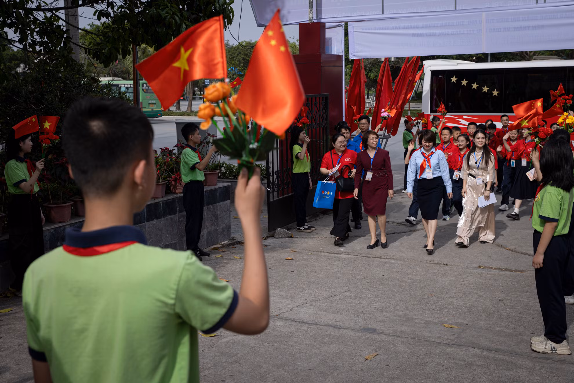 Các em học sinh trường THCS Hoàng Văn Thụ (Lạng Sơn) nồng nhiệt chào đón đoàn đoàn đại biểu và 20 em học sinh thị trấn Bằng Tường, Quảng Tây, Trung Quốc.