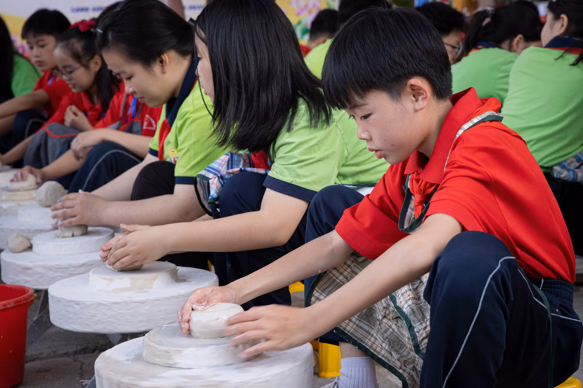 Ngoài hoạt động trang trí nón lá, các em học sinh còn được trải nghiệm làm gốm sứ truyền thống.