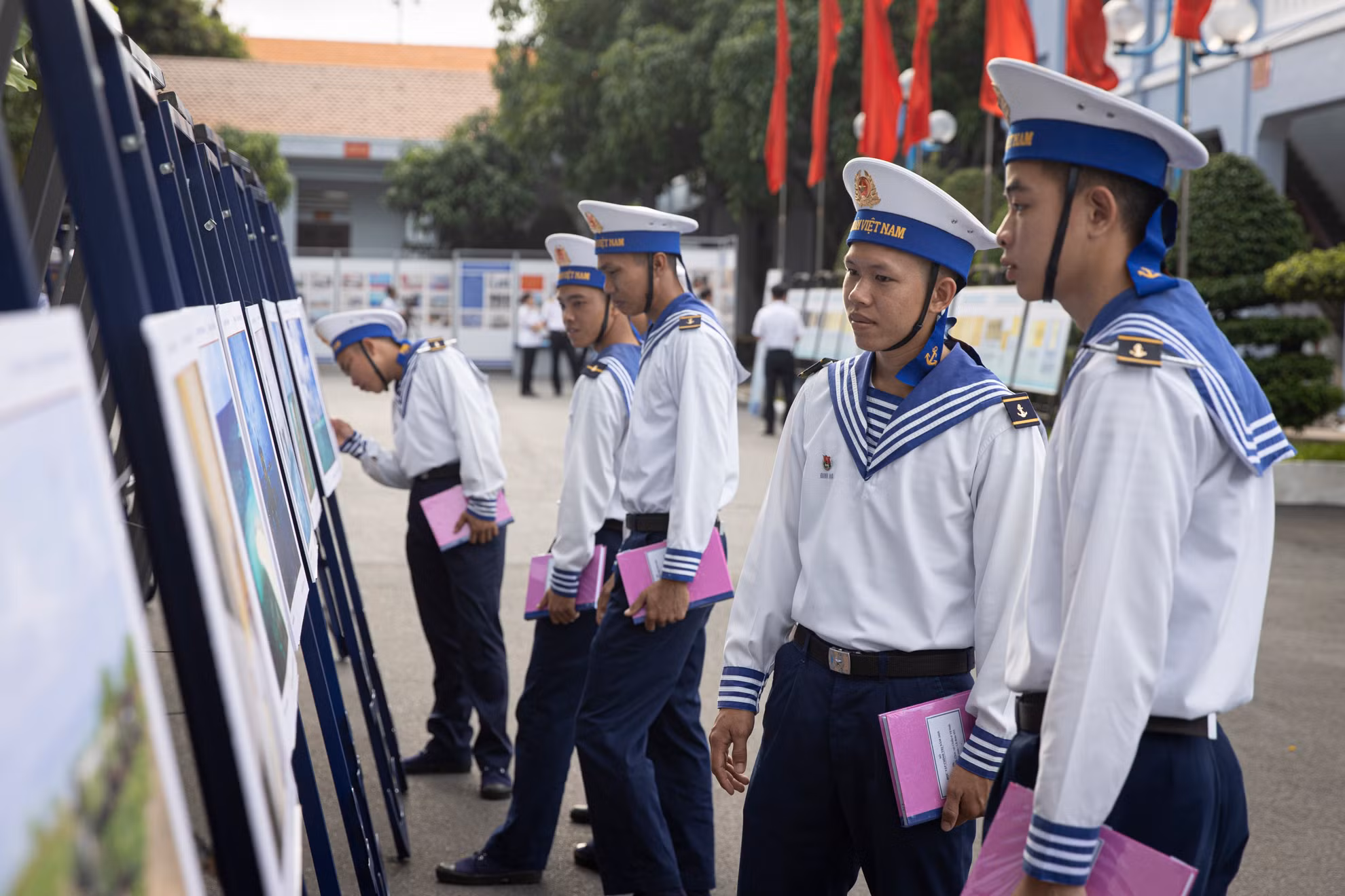 Những bức ảnh khắc họa sự khó khăn vất vả trong hành trình gìn giữ chủ quyền biển đảo thiêng liêng của Tổ quốc.
