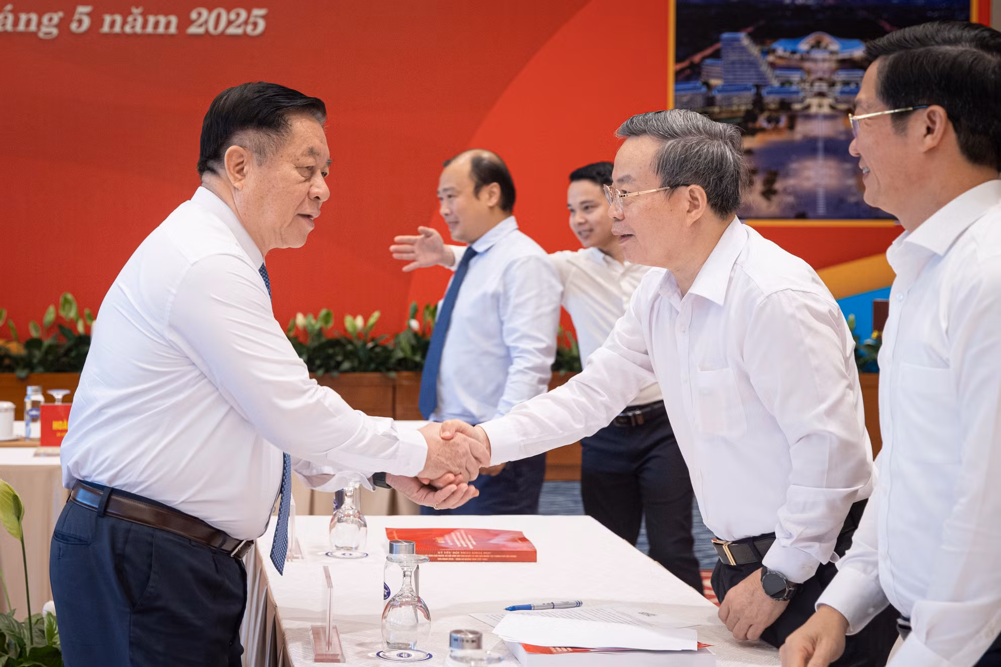 Trưởng Ban Tuyên giáo và Dân vận Trung ương Nguyễn Trọng Nghĩa và các đại biểu. Trưởng Ban Tuyên giáo và Dân vận Trung ương Nguyễn Trọng Nghĩa và các đại biểu.