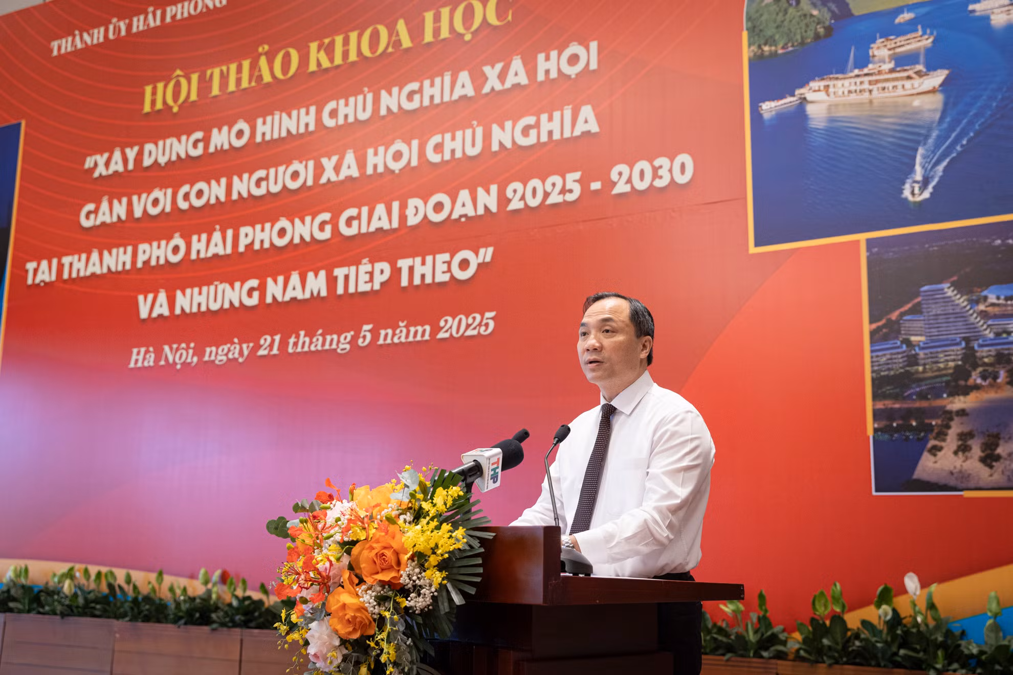 Đồng chí Hoàng Trung Dũng, Ủy viên Trung ương Đảng, Tổng Biên tập Tạp chí Cộng sản phát biểu đề dẫn hội thảo. Đồng chí Hoàng Trung Dũng, Ủy viên Trung ương Đảng, Tổng Biên tập Tạp chí Cộng sản phát biểu đề dẫn hội thảo.