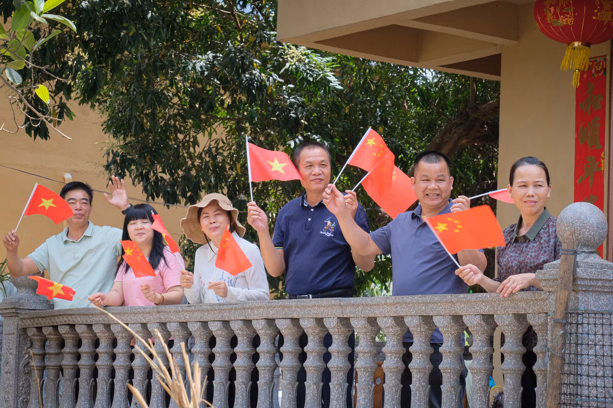 Bà con thôn Chu Liên nồng nhiệt chào đón đoàn công tác. Bà con thôn Chu Liên nồng nhiệt chào đón đoàn công tác.