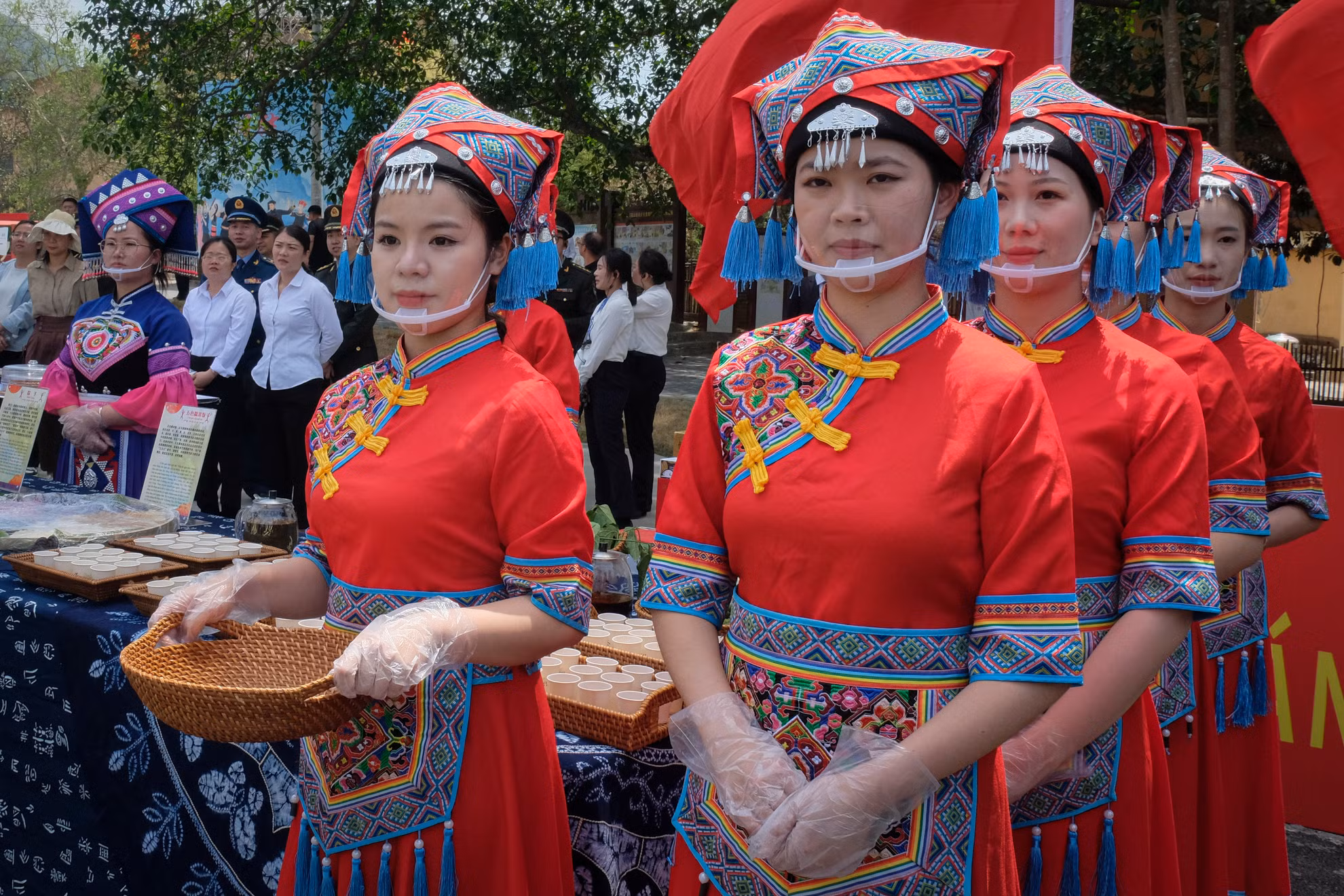 Các cô gái dân tộc Choang Quảng Tây, Trung Quốc giới thiệu đặc sản địa phương. Các cô gái dân tộc Choang Quảng Tây, Trung Quốc giới thiệu đặc sản địa phương.