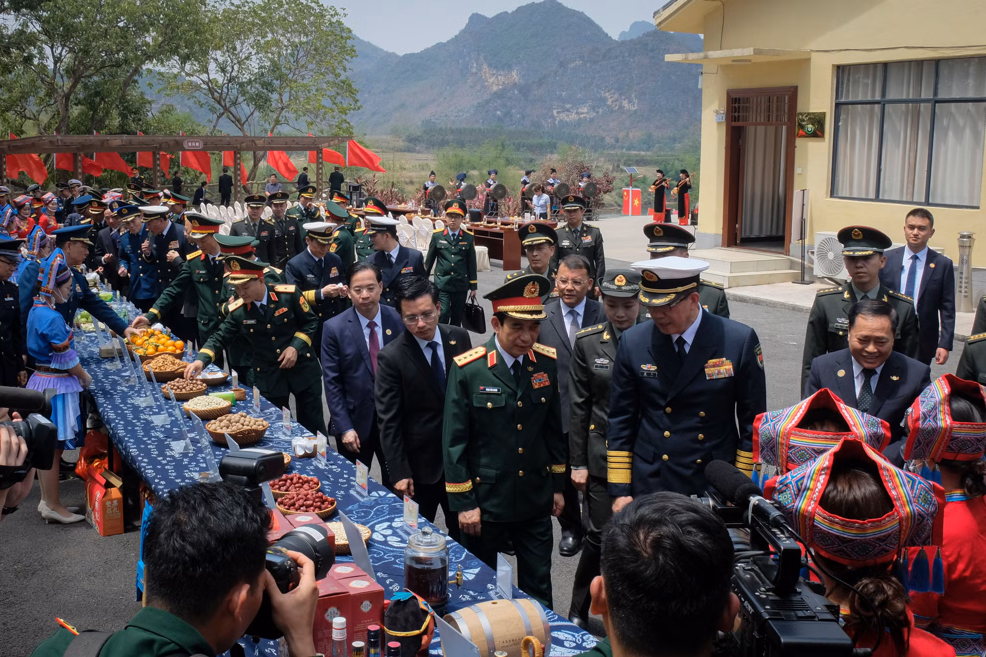 Hai Bộ trưởng Quốc phòng Việt Nam - Trung Quốc cùng đoàn đại biểu hai nước đến thăm thôn kiểu mẫu Chu Liên, thành phố Bằng Tường, Khu tự trị dân tộc Choang Quảng Tây, Trung Quốc. Hai Bộ trưởng Quốc phòng Việt Nam - Trung Quốc cùng đoàn đại biểu hai nước đến thăm thôn kiểu mẫu Chu Liên, thành phố Bằng Tường, Khu tự trị dân tộc Choang Quảng Tây, Trung Quốc.