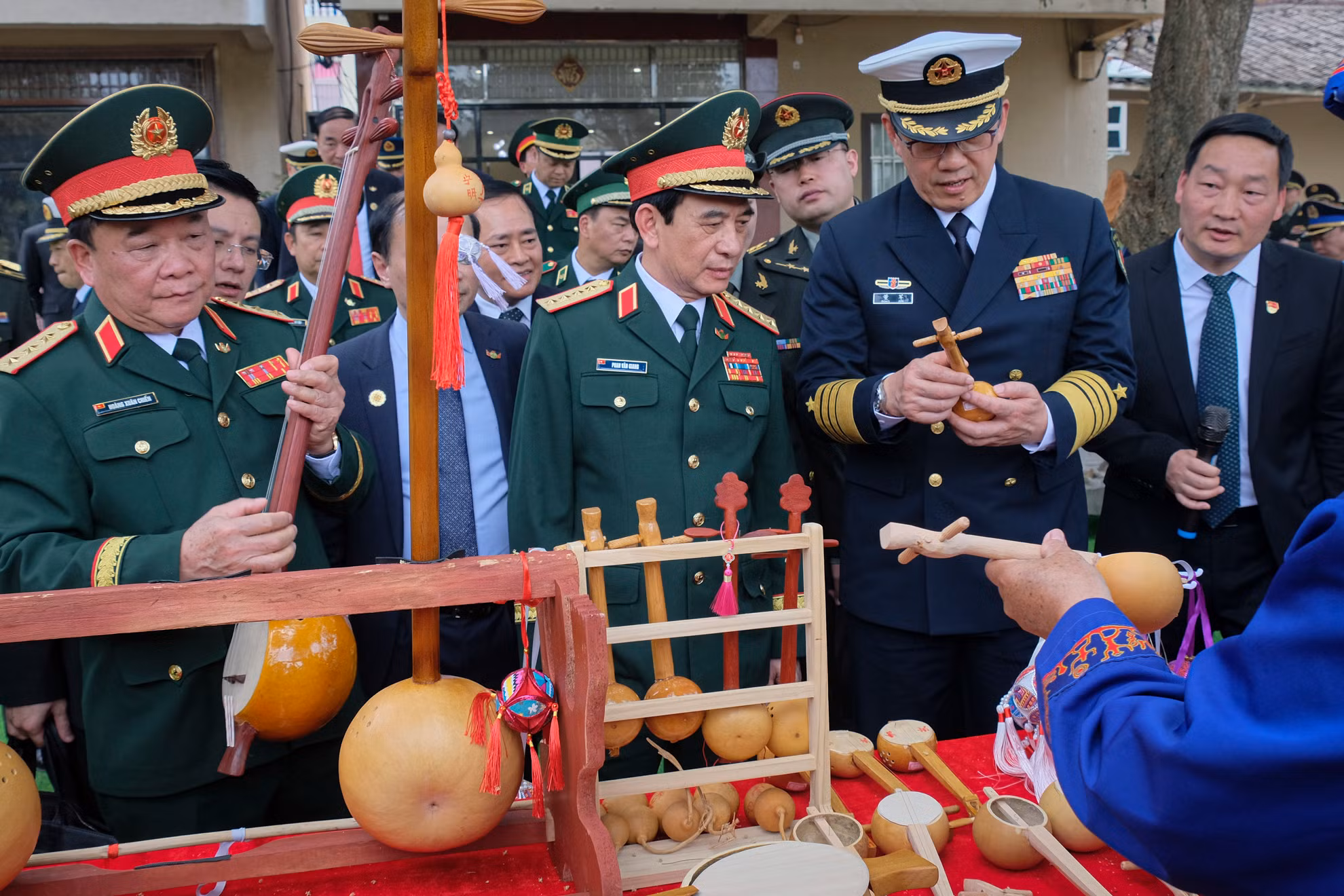 Hai Bộ trưởng tham quan các sản phẩm thủ công mỹ nghệ của địa phương. Hai Bộ trưởng tham quan các sản phẩm thủ công mỹ nghệ của địa phương.